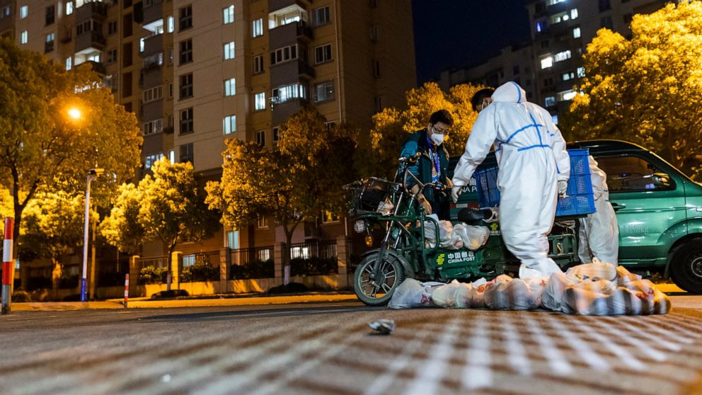 Dân Thượng Hải rón rén sau 2 tuần phong tỏa - Ảnh 4.