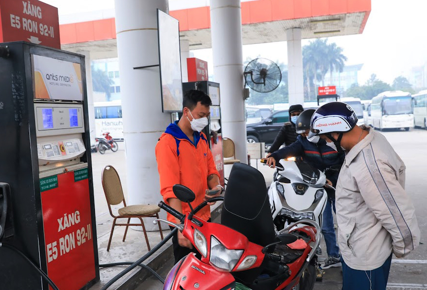 Giá xăng giảm hơn 800 đồng/lít từ 15 giờ ngày 12-4