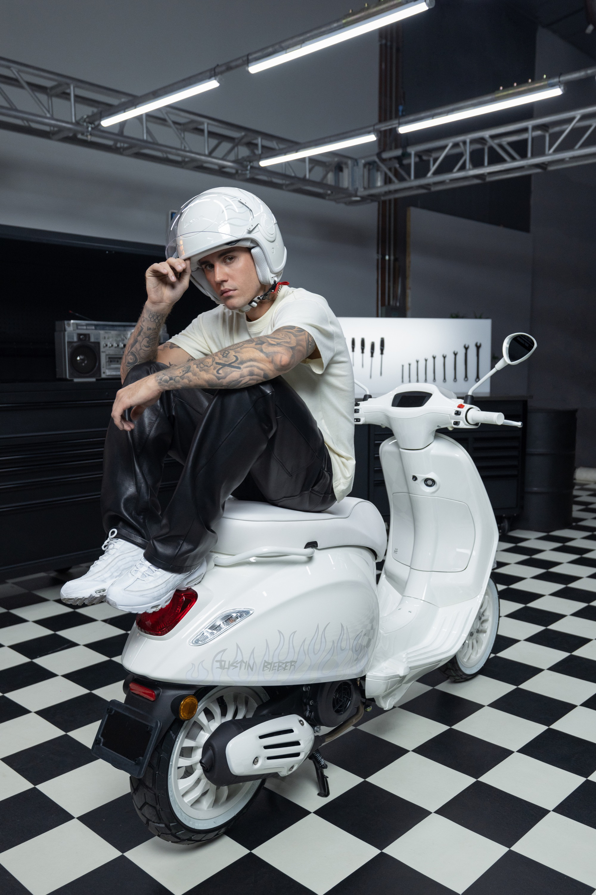 Vespa hợp t&aacute;c l&agrave;m xe m&aacute;y c&ugrave;ng ng&ocirc;i sao Justin Bieber - Ảnh 1.