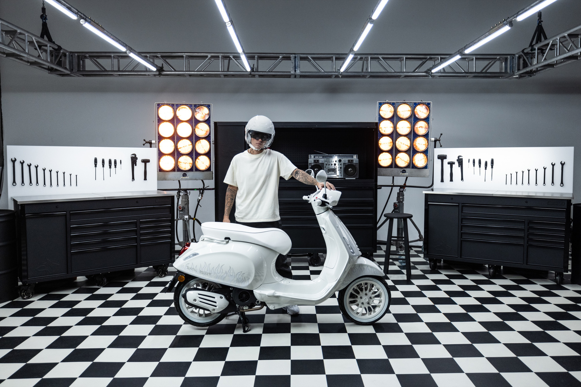 Vespa hợp t&aacute;c l&agrave;m xe m&aacute;y c&ugrave;ng ng&ocirc;i sao Justin Bieber - Ảnh 2.