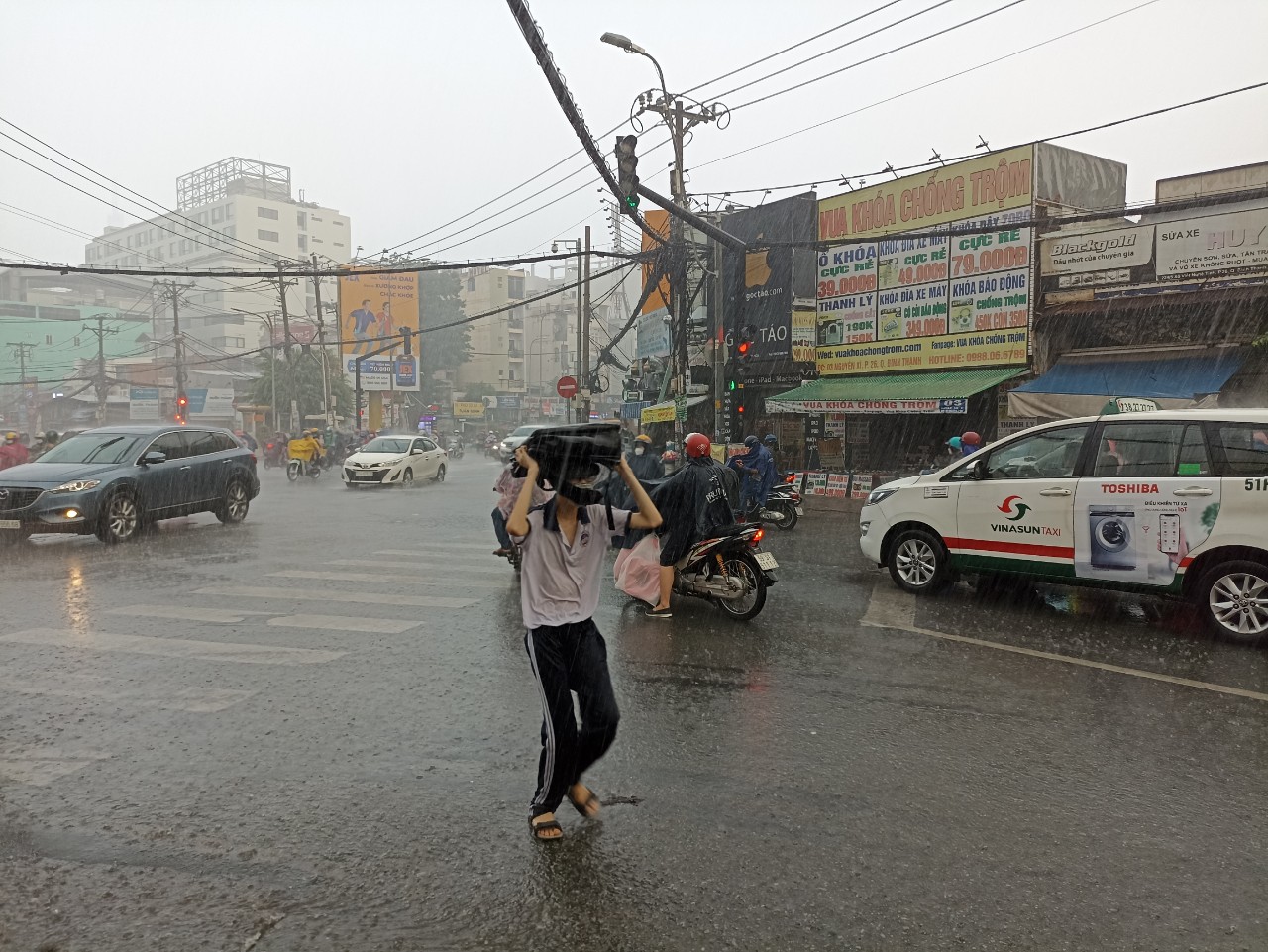 TP HCM mưa lớn sau những ngày nắng nóng, nhiều tuyến đường ùn tắc - Ảnh 7.