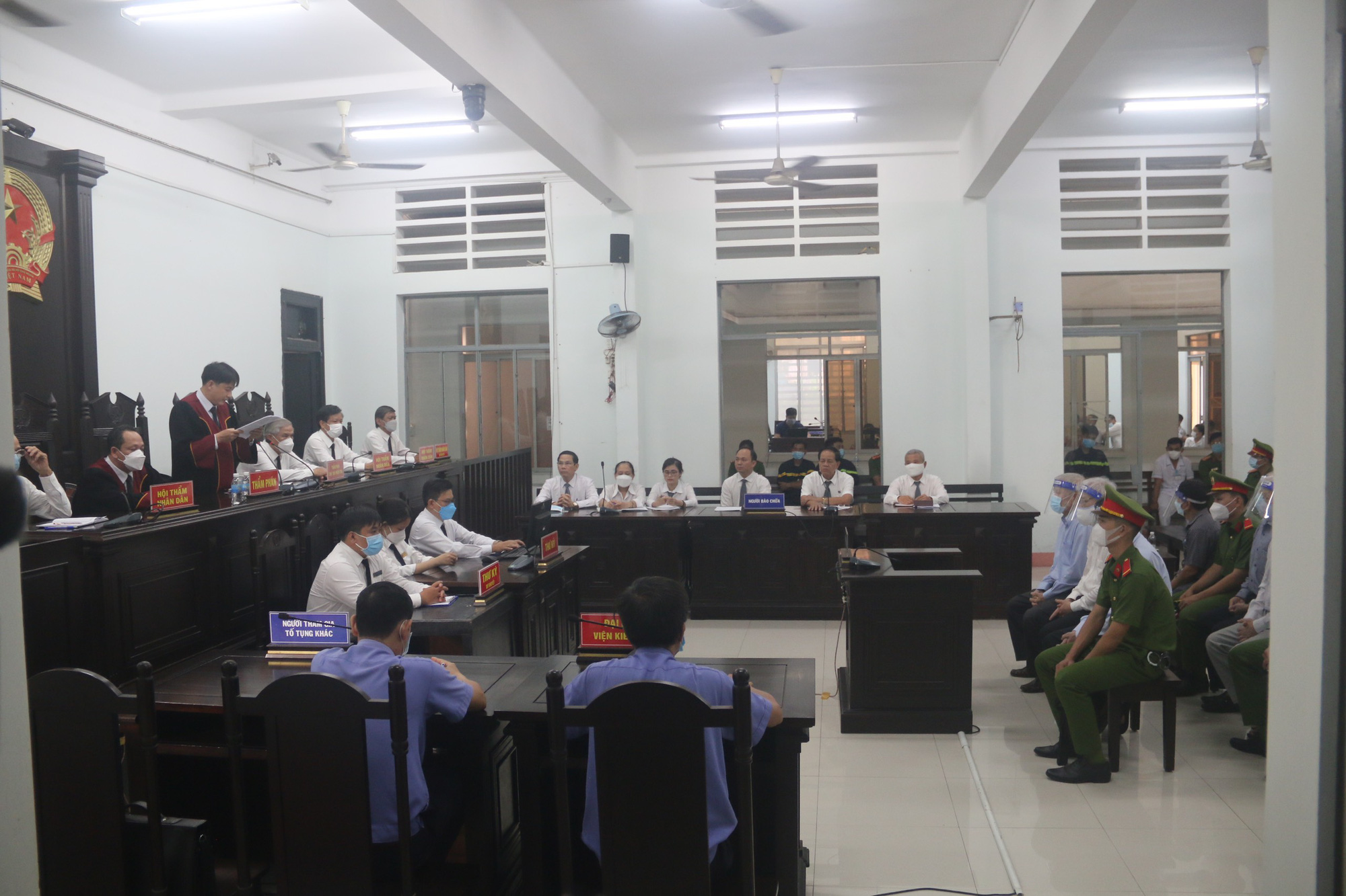 2 cựu Chủ tịch UBND tỉnh Khánh Hòa lãnh tổng cộng 10 năm tù - Ảnh 2.