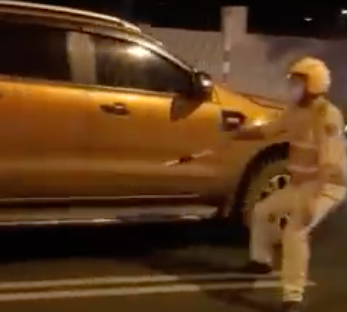 T&agrave;i xế xe b&aacute;n tải bỏ chạy sau khi CSGT y&ecirc;u cầu dừng xe - Ảnh 1.