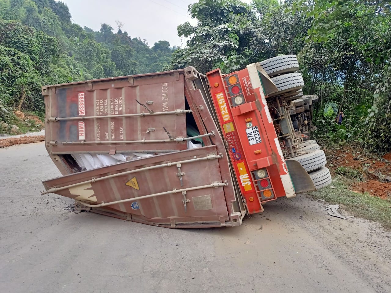 Xe đầu k&eacute;o đ&acirc;m v&agrave;o v&aacute;ch n&uacute;i, t&agrave;i xế bị đ&egrave; tử vong - Ảnh 1.
