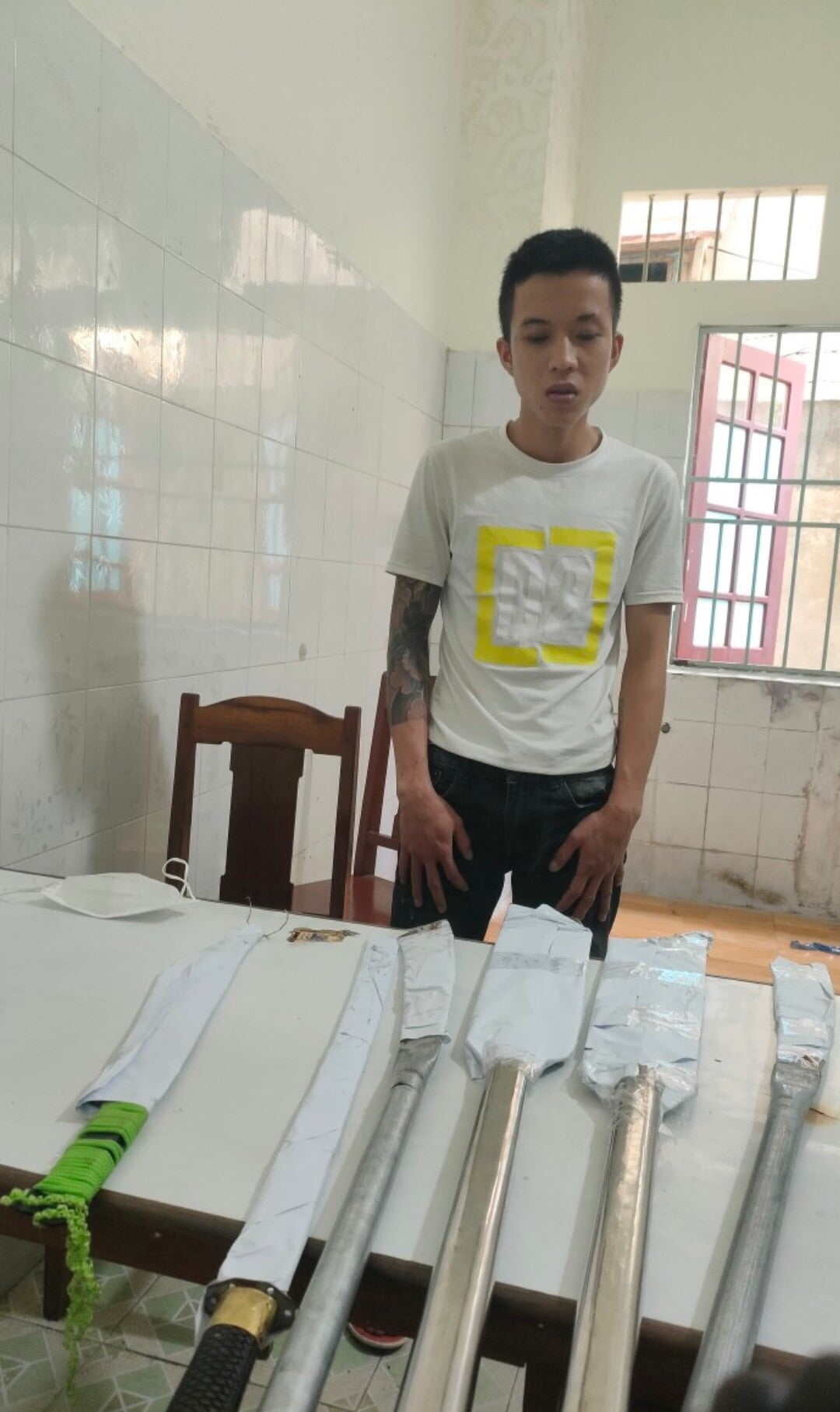 Nhóm thanh niên chuẩn bị "cả kho" bom xăng, đao tự chế để đi đánh nhau