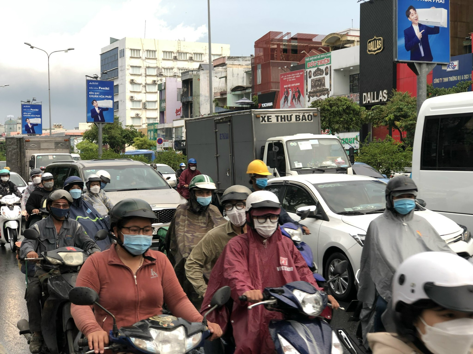 TP HCM mưa lớn sau những ngày nắng nóng, nhiều tuyến đường ùn tắc - Ảnh 10.