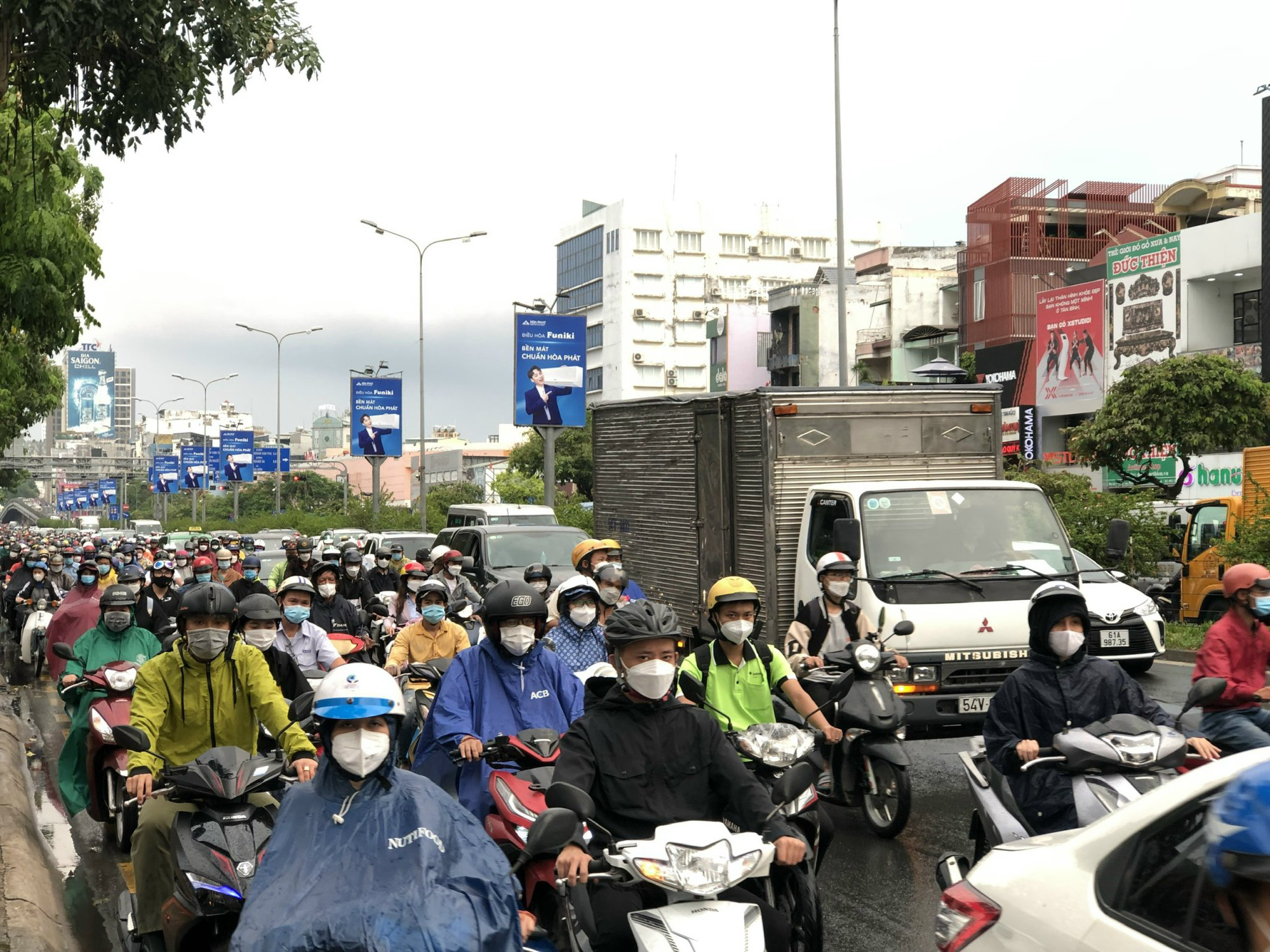 TP HCM mưa lớn sau những ngày nắng nóng, nhiều tuyến đường ùn tắc - Ảnh 11.