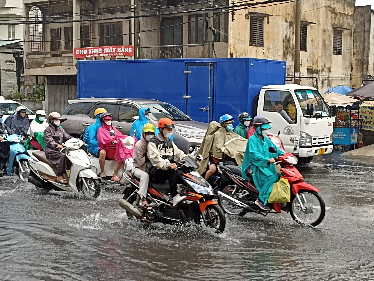 TP HCM mưa lớn sau những ngày nắng nóng, nhiều tuyến đường ùn tắc - Ảnh 4.