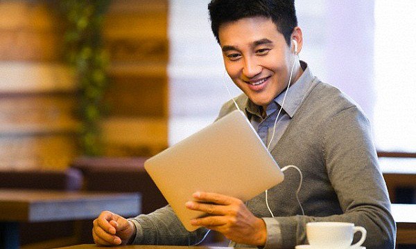 Khổ v&igrave; chồng th&iacute;ch &ldquo;nổ&rdquo; - Ảnh 1.
