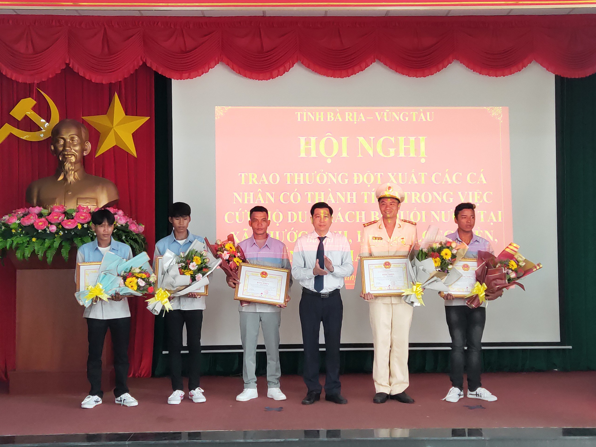 Ngoài cán bộ công an, còn có 5 người cứu giúp nạn nhân đuối nước ở BR-VT