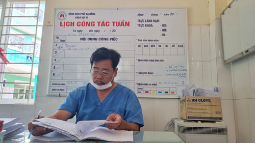 Cuộc thi “Người thầy thuốc trong tôi”: 2 năm, ở nhà chưa đủ 1 tháng - Ảnh 1.