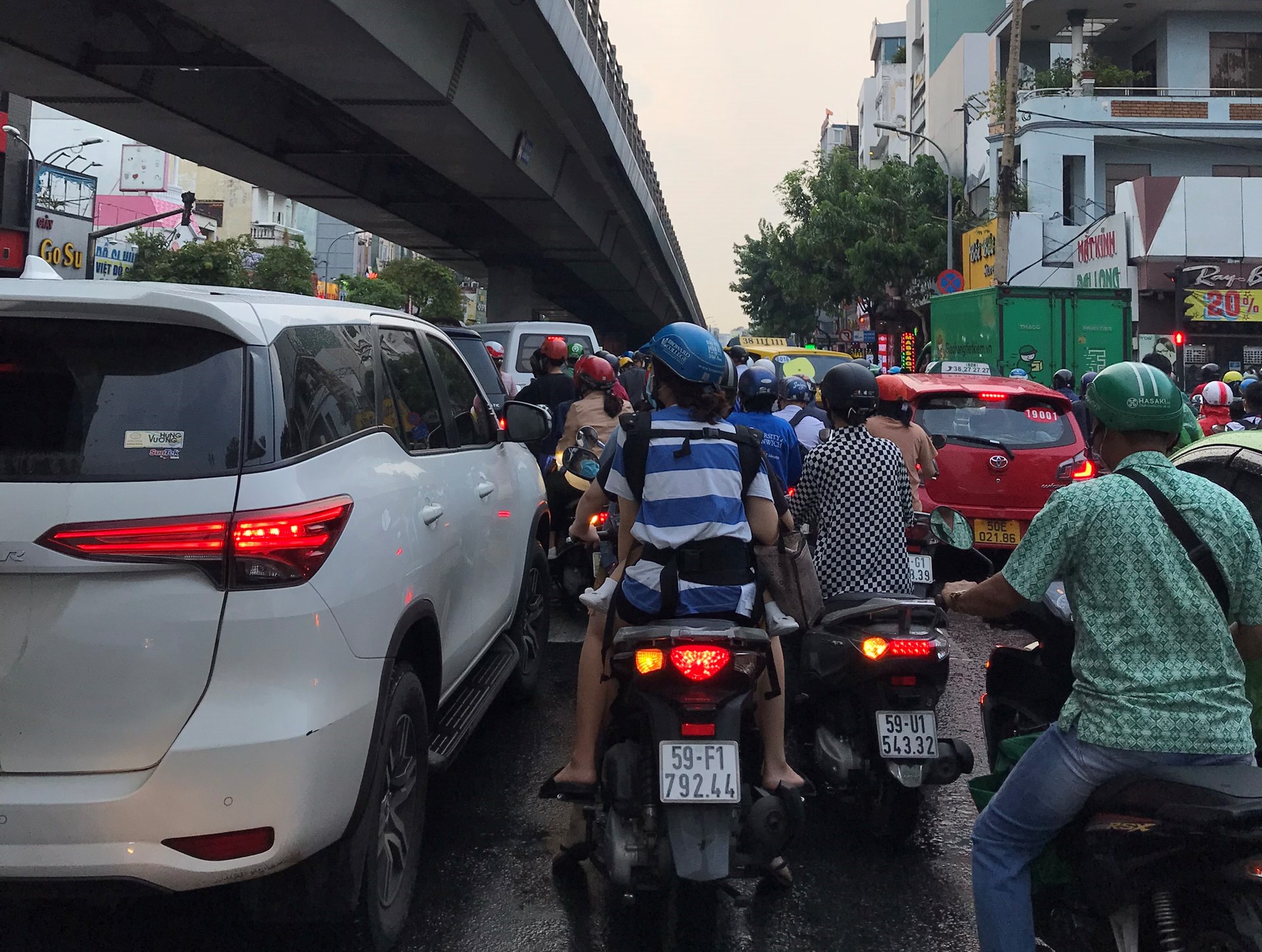 TP HCM mưa lớn, kẹt xe trầm trọng tr&ecirc;n nhiều tuyến đường - Ảnh 1.
