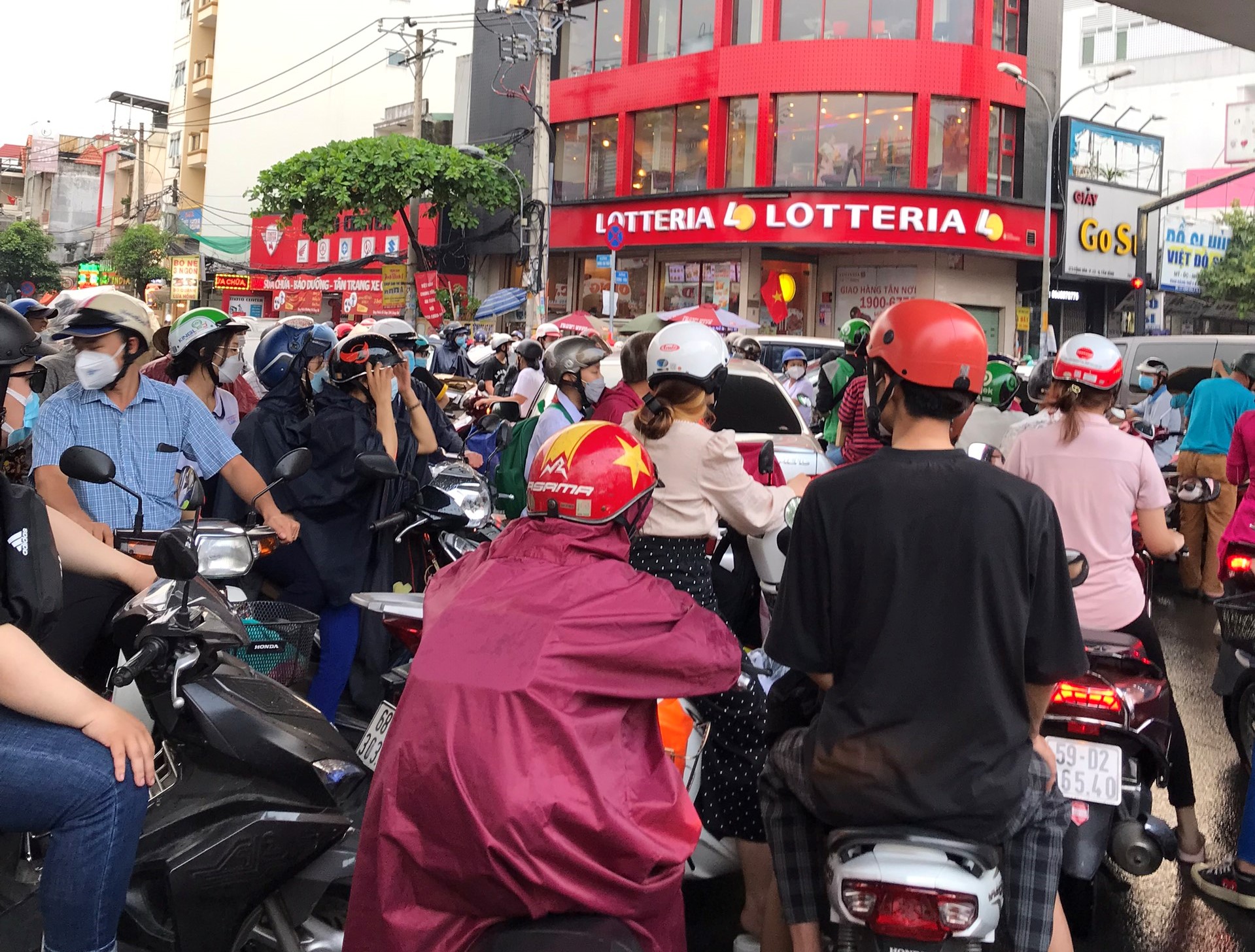 TP HCM mưa lớn, kẹt xe trầm trọng tr&ecirc;n nhiều tuyến đường - Ảnh 2.