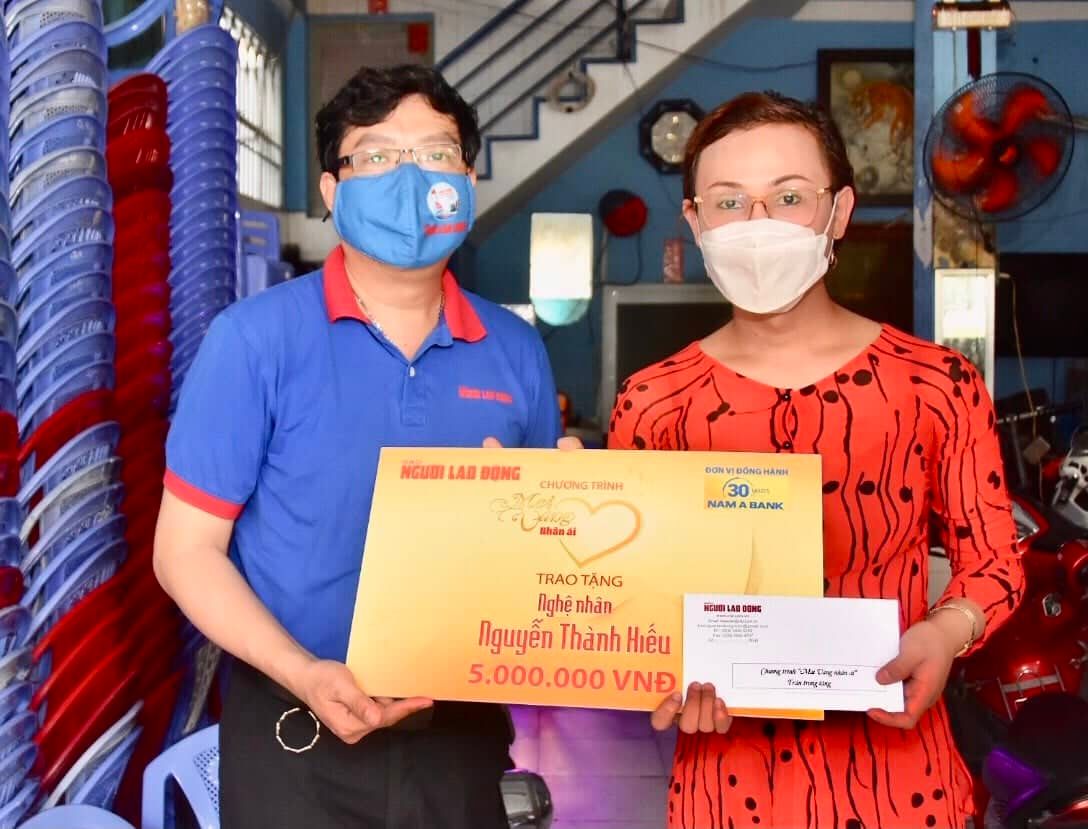 "Mai Vàng nhân ái" thăm nghệ sĩ Hải Bằng và nghệ nhân Nguyễn Thành Hiếu
