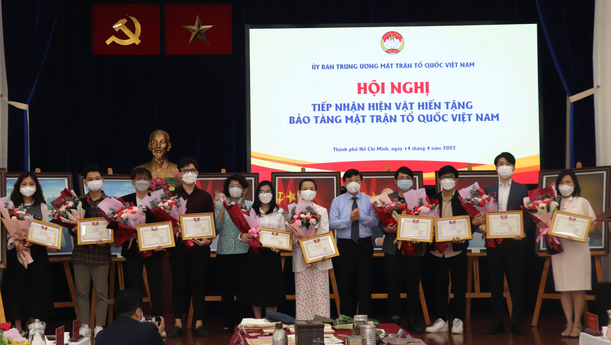 B&aacute;o Người Lao Động, nghệ sĩ Quyền Linh, Kim Cương... hiến tặng nhiều hiện vật qu&yacute; - Ảnh 5.