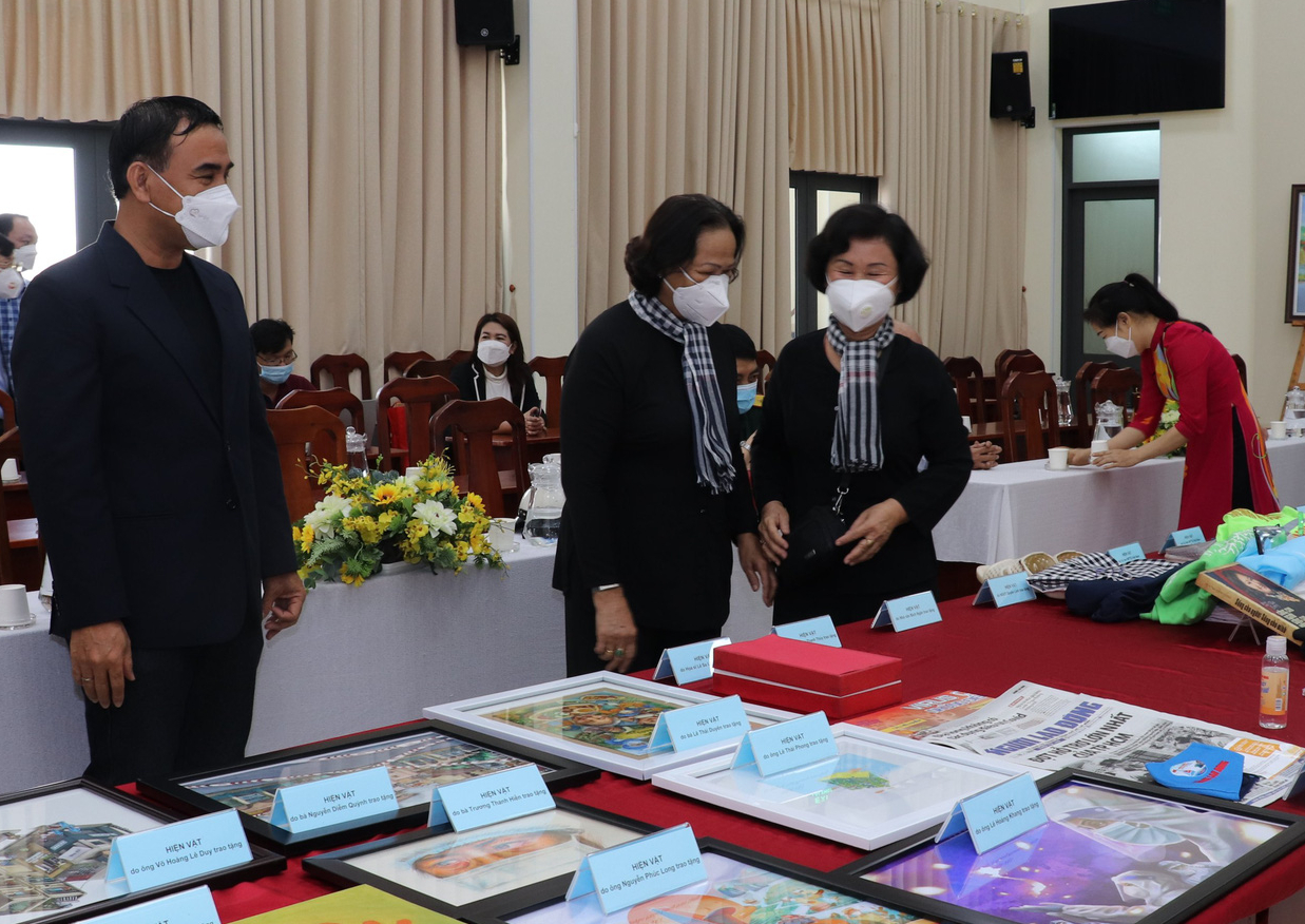 B&aacute;o Người Lao Động, nghệ sĩ Quyền Linh, Kim Cương... hiến tặng nhiều hiện vật qu&yacute; - Ảnh 3.