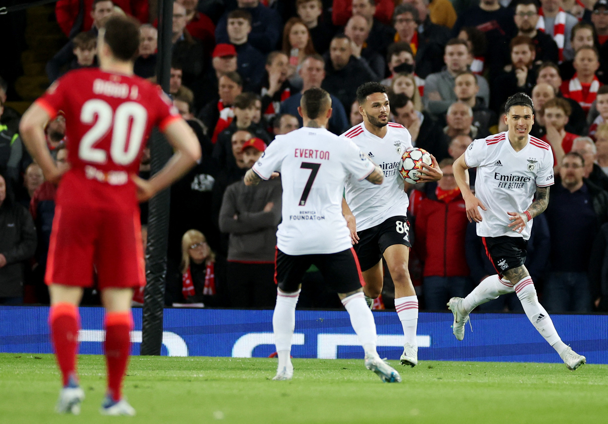 Tiệc b&agrave;n thắng m&atilde;n nh&atilde;n, Liverpool chặn bước  Benfica ở tứ kết - Ảnh 3.