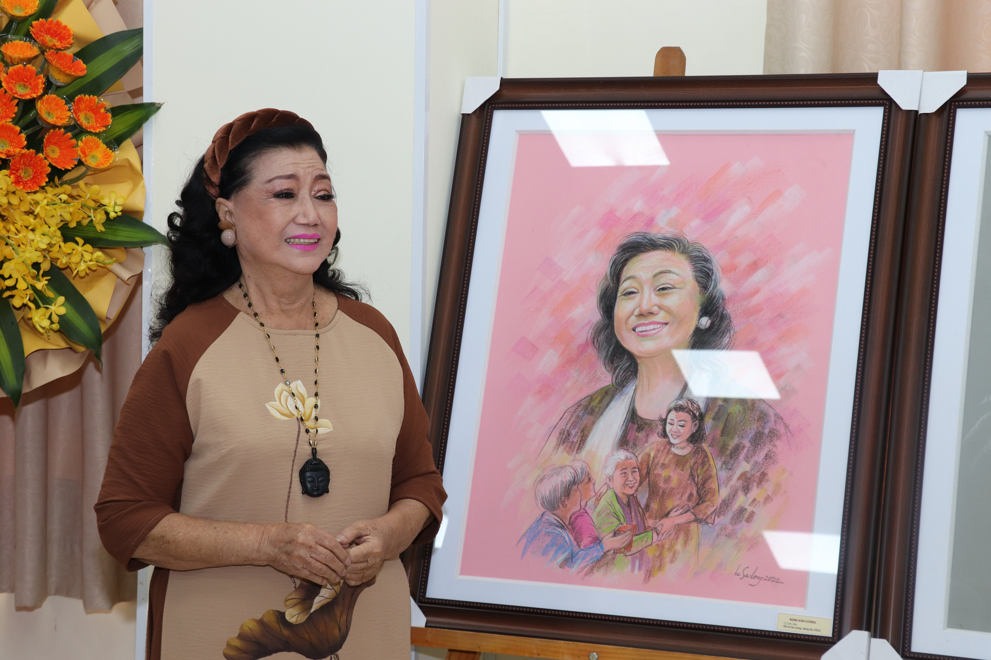 B&aacute;o Người Lao Động, nghệ sĩ Quyền Linh, Kim Cương... hiến tặng nhiều hiện vật qu&yacute; - Ảnh 2.