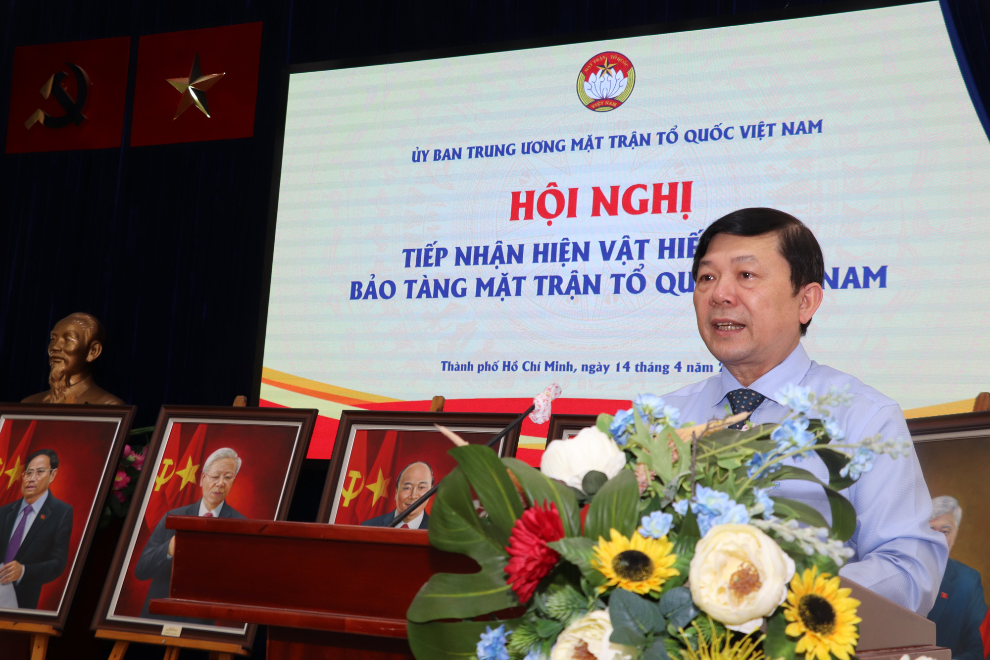 B&aacute;o Người Lao Động, nghệ sĩ Quyền Linh, Kim Cương... hiến tặng nhiều hiện vật qu&yacute; - Ảnh 4.
