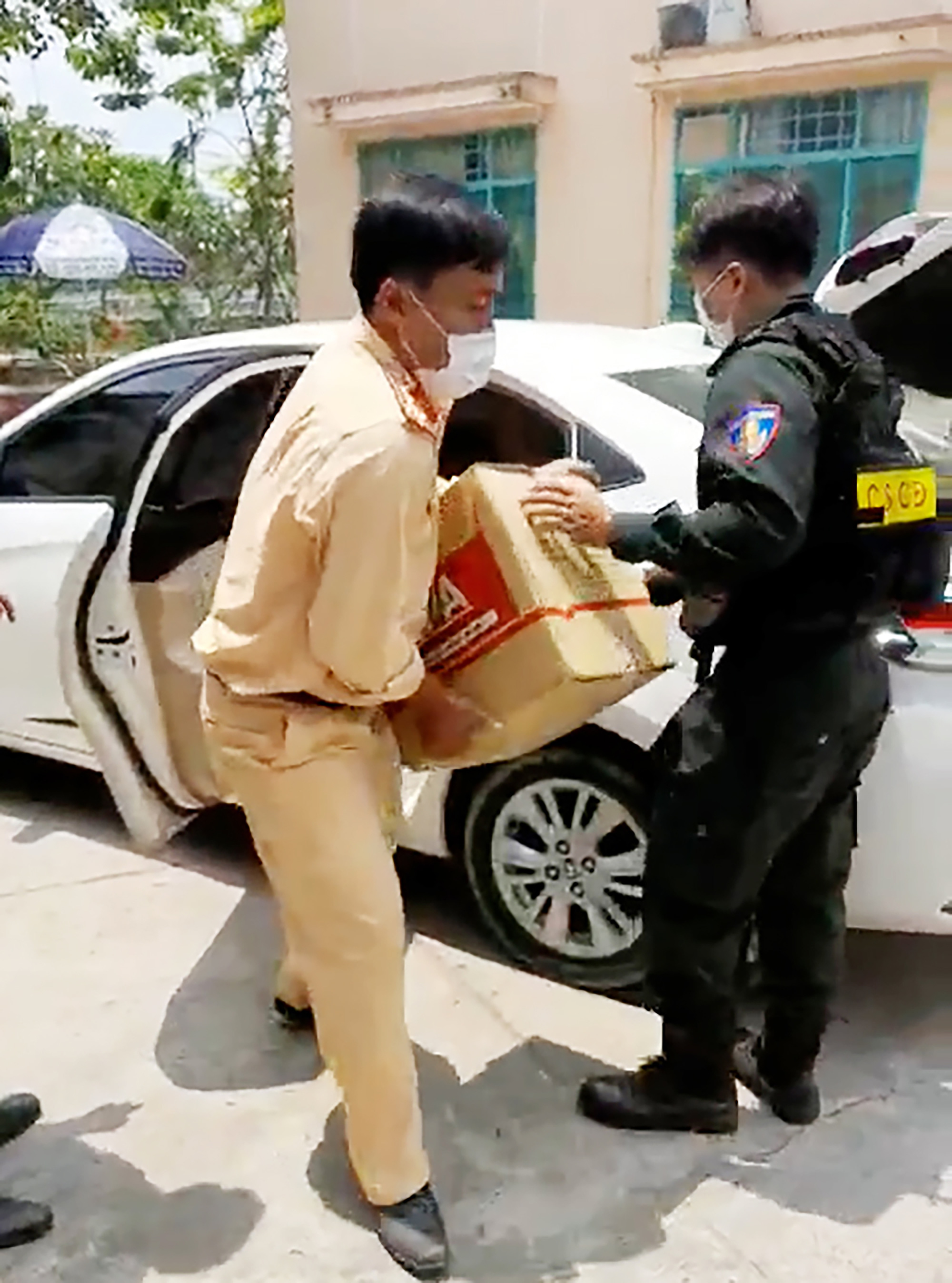 An Giang liên tiếp bắt quả tang nhiều đối tượng “chở thuê” hàng cấm - Ảnh 1.