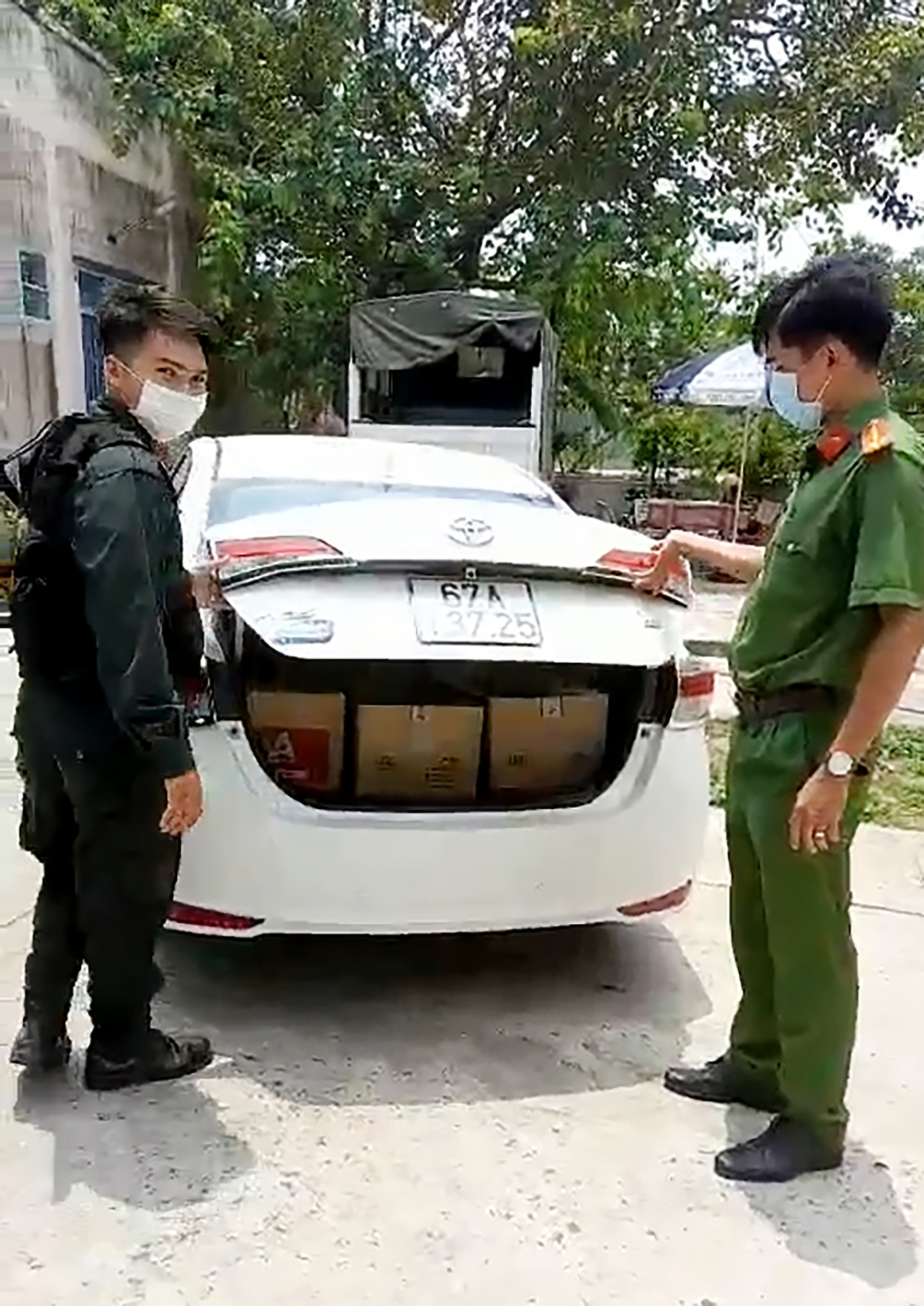 An Giang liên tiếp bắt quả tang nhiều đối tượng “chở thuê” hàng cấm - Ảnh 2.