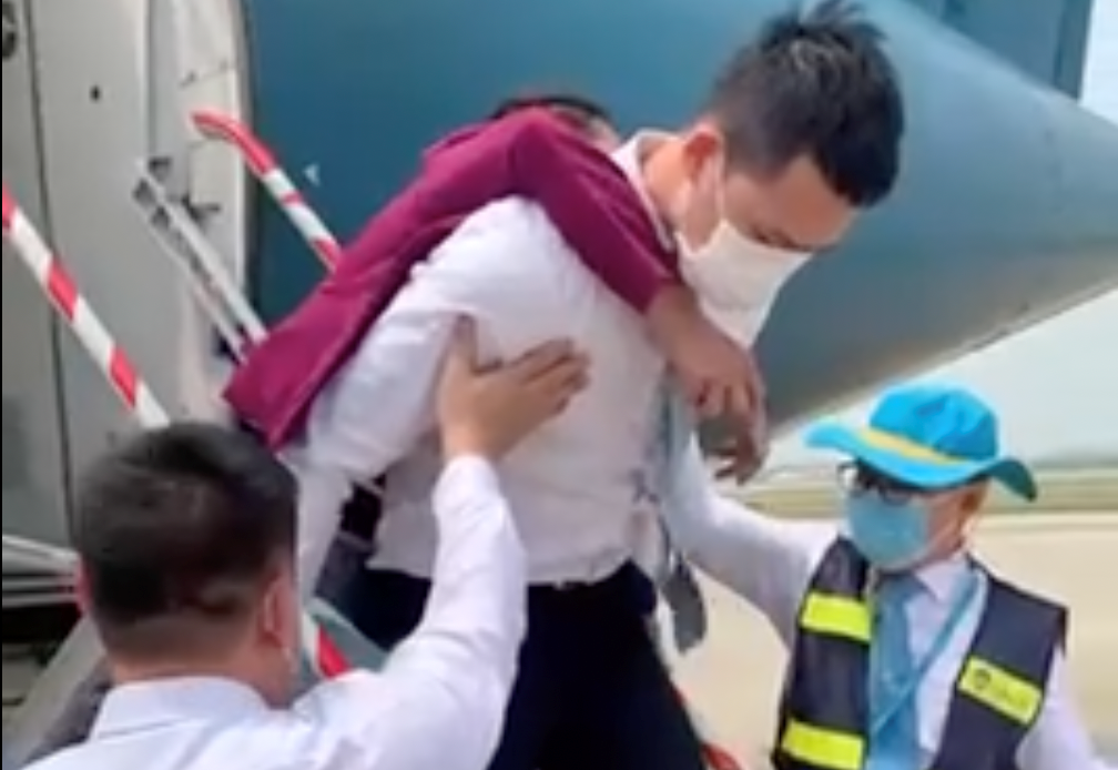 Hành khách bất ngờ đau tim trên máy bay
