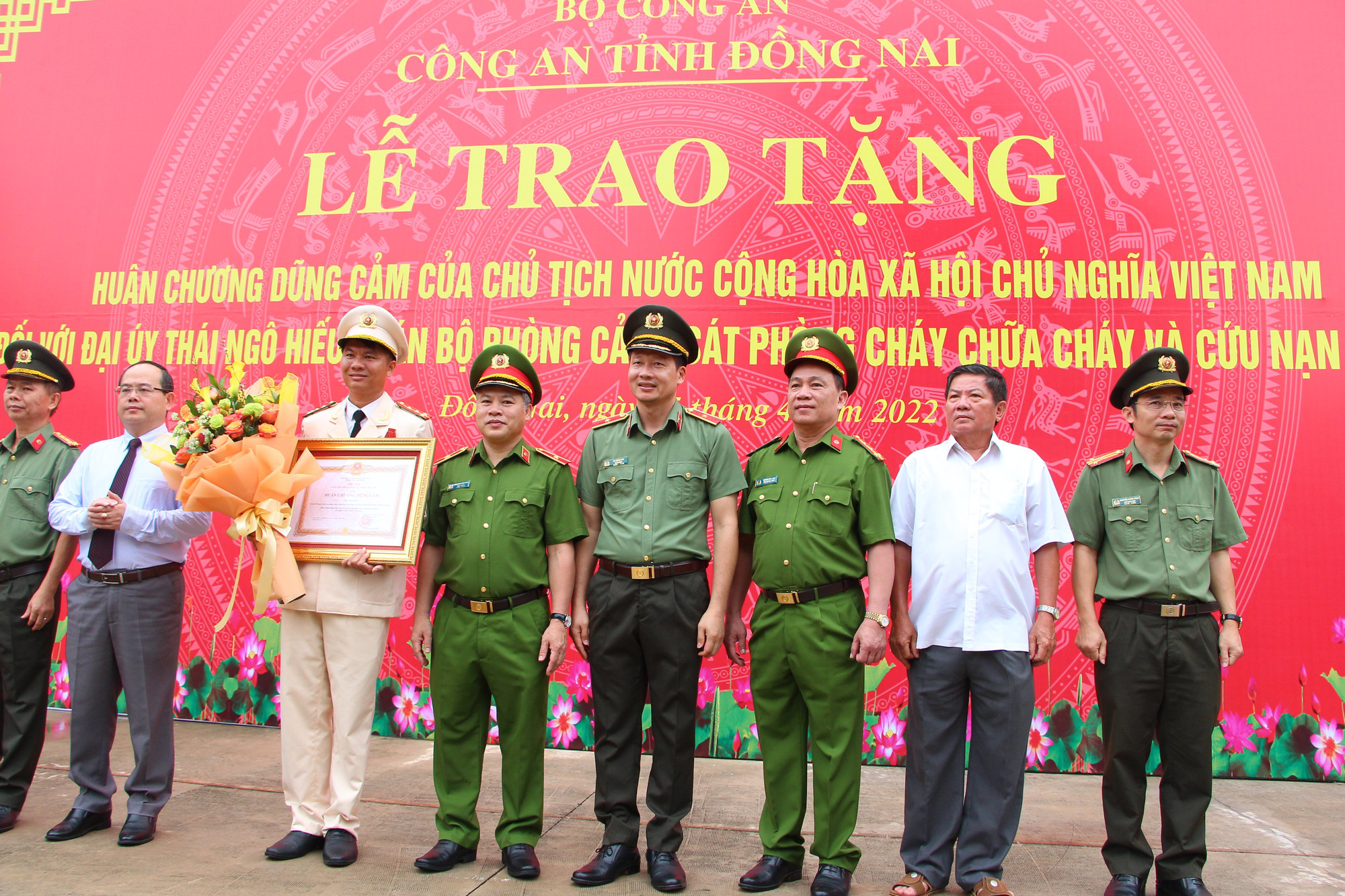 Trao Hu&acirc;n chương Dũng cảm của Chủ tịch nước cho đại &uacute;y cảnh s&aacute;t cứu sống 4 người - Ảnh 2.