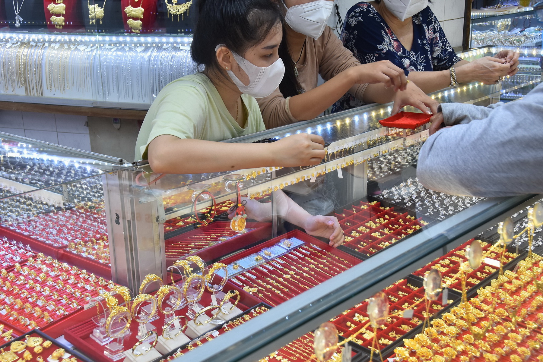 Gi&aacute; v&agrave;ng h&ocirc;m nay 15-4: Giảm trước sức &eacute;p của USD - Ảnh 1.