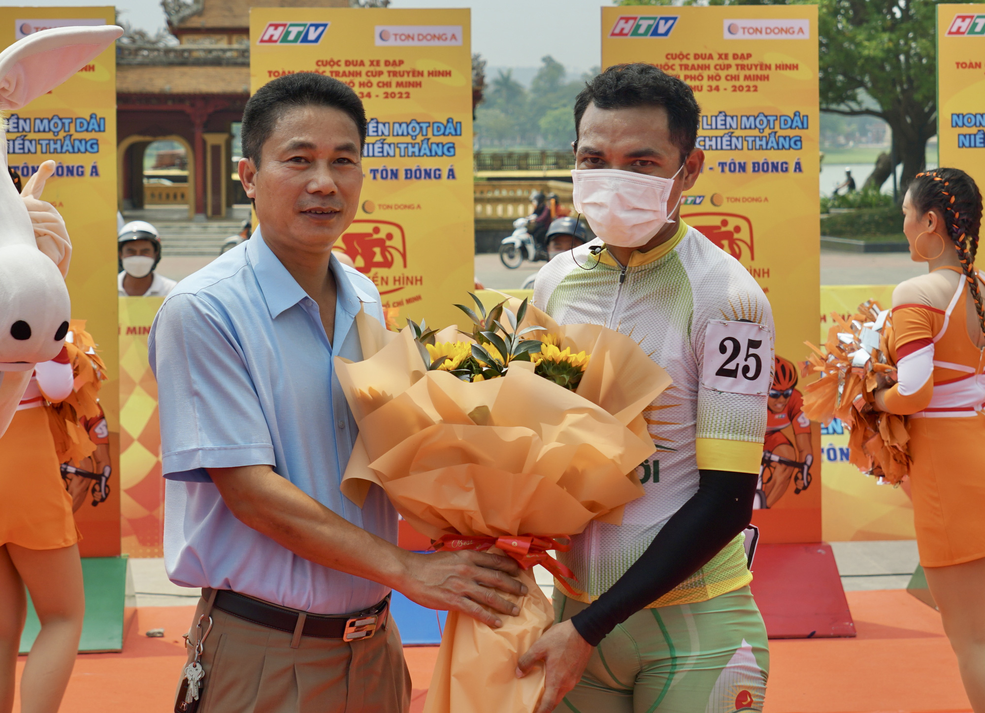 Qu&agrave;ng Văn Cường lấy lại &Aacute;o xanh - Ảnh 4.
