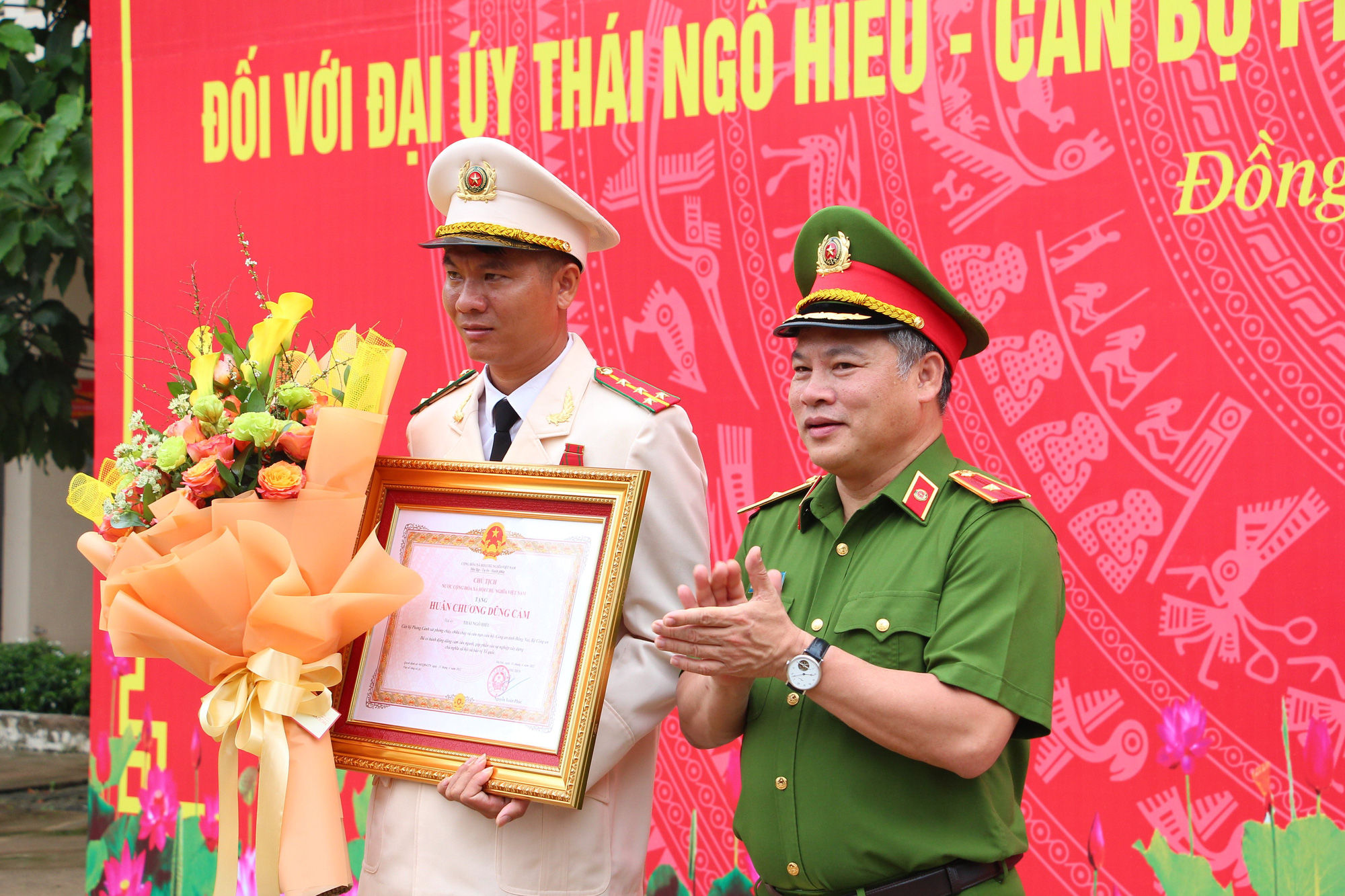 Trao Huân chương Dũng cảm của Chủ tịch nước cho đại úy cảnh sát cứu sống 4 người