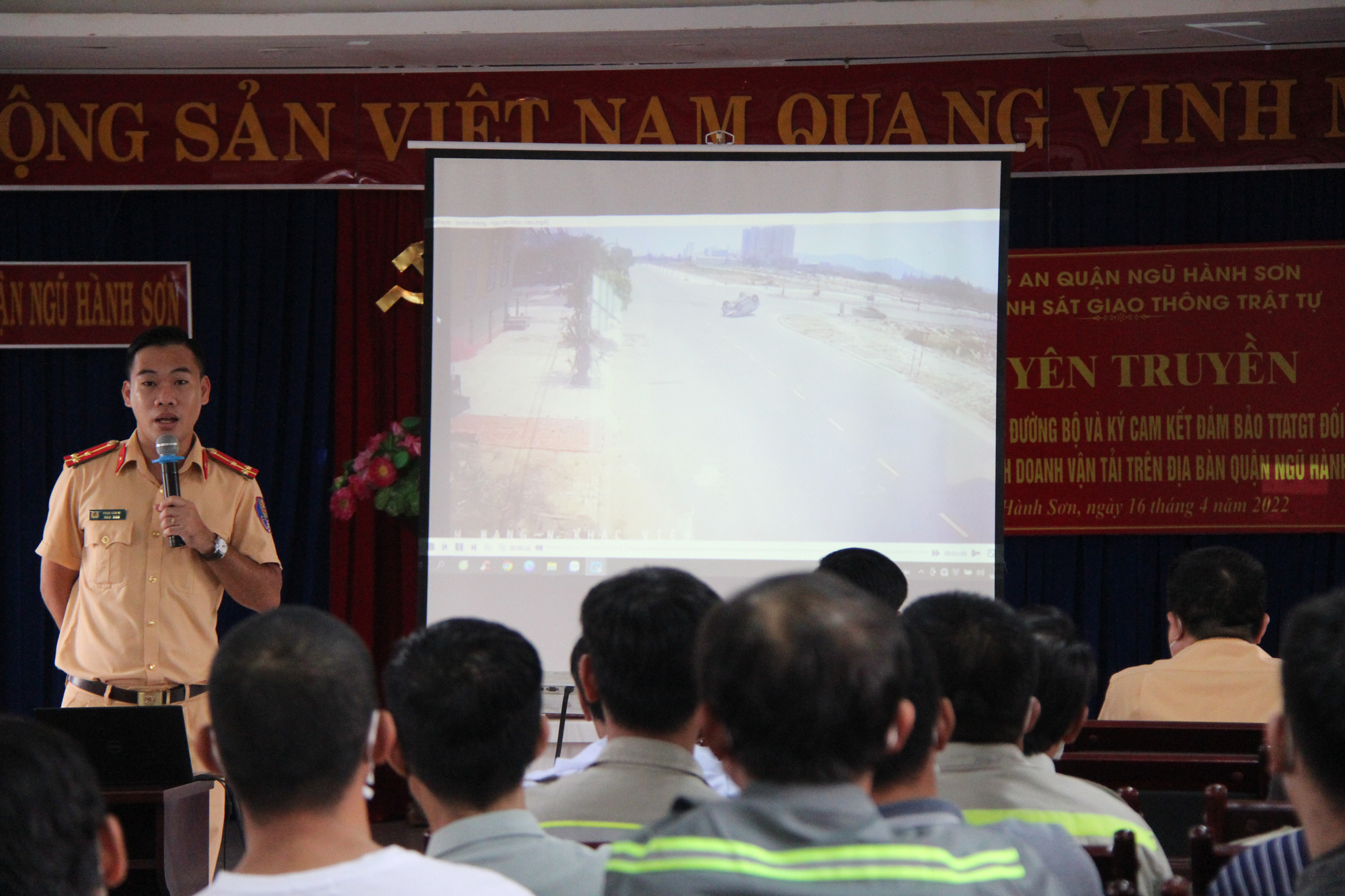 Đà Nẵng: CSGT cho tài xế xem clip tai nạn để tuyên truyền an toàn giao thông