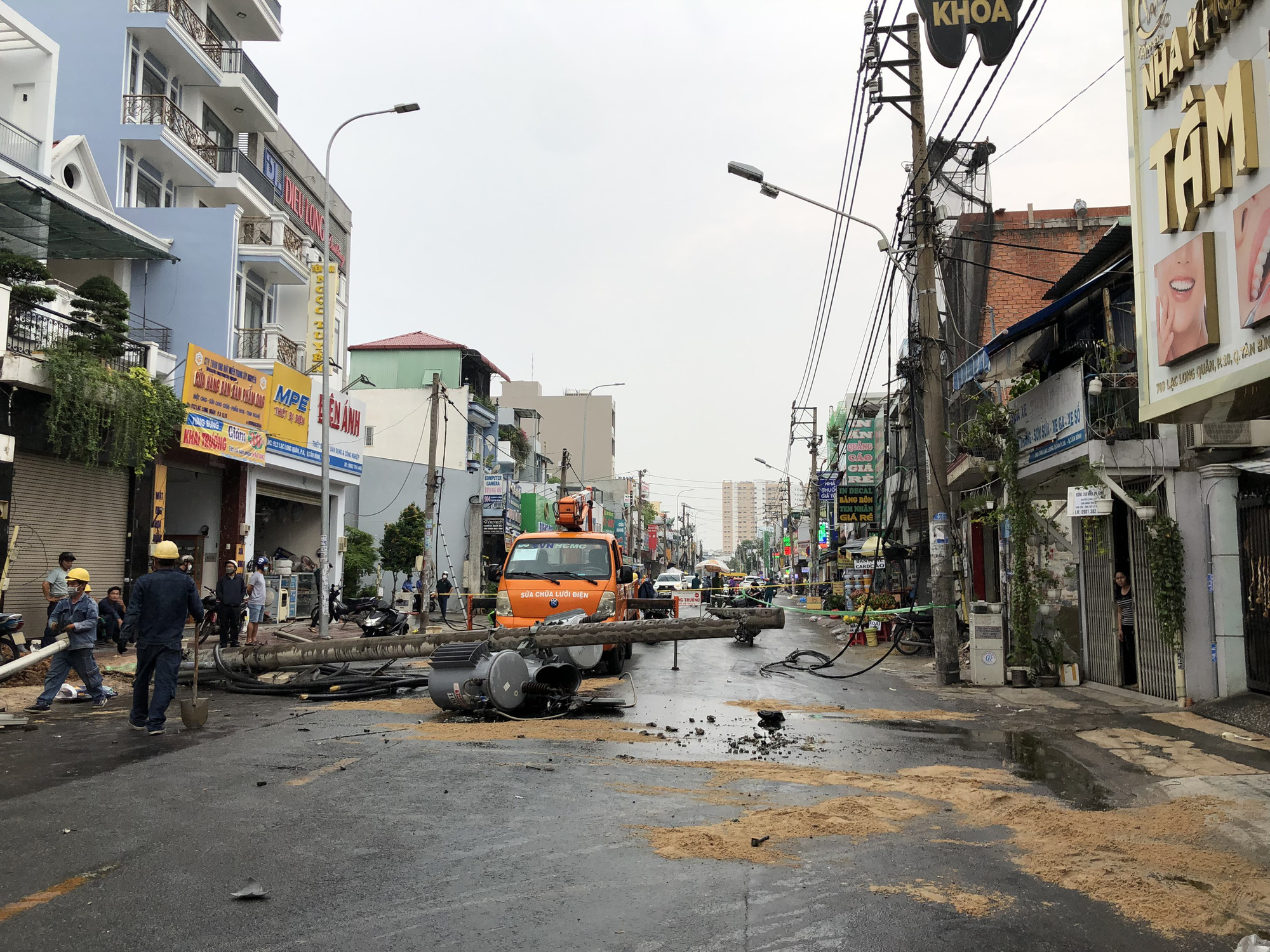 TP HCM: Trụ điện bất ngờ đổ sụp chắn ngang đường - Ảnh 2.