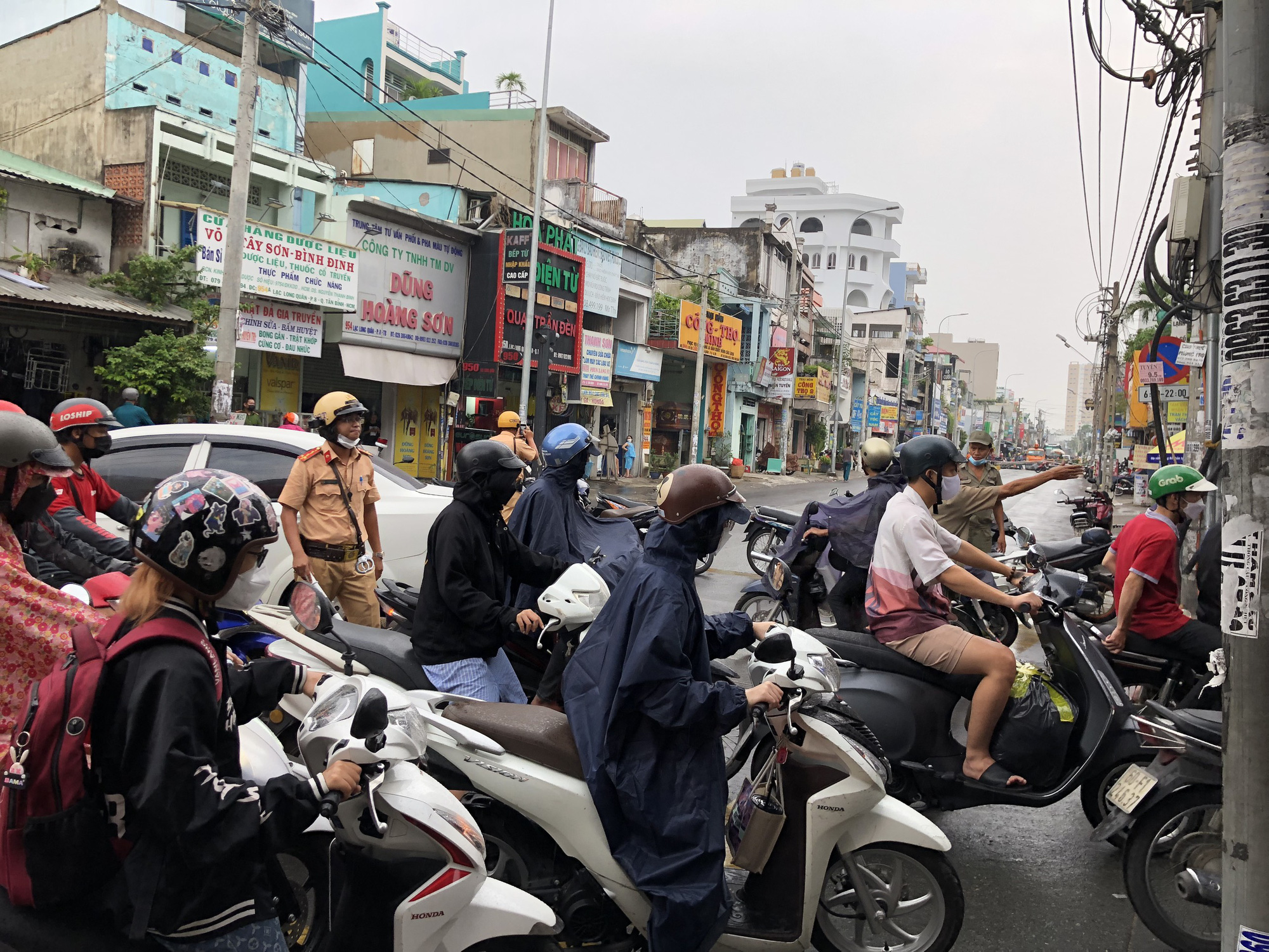 TP HCM: Trụ điện bất ngờ đổ sụp chắn ngang đường - Ảnh 4.