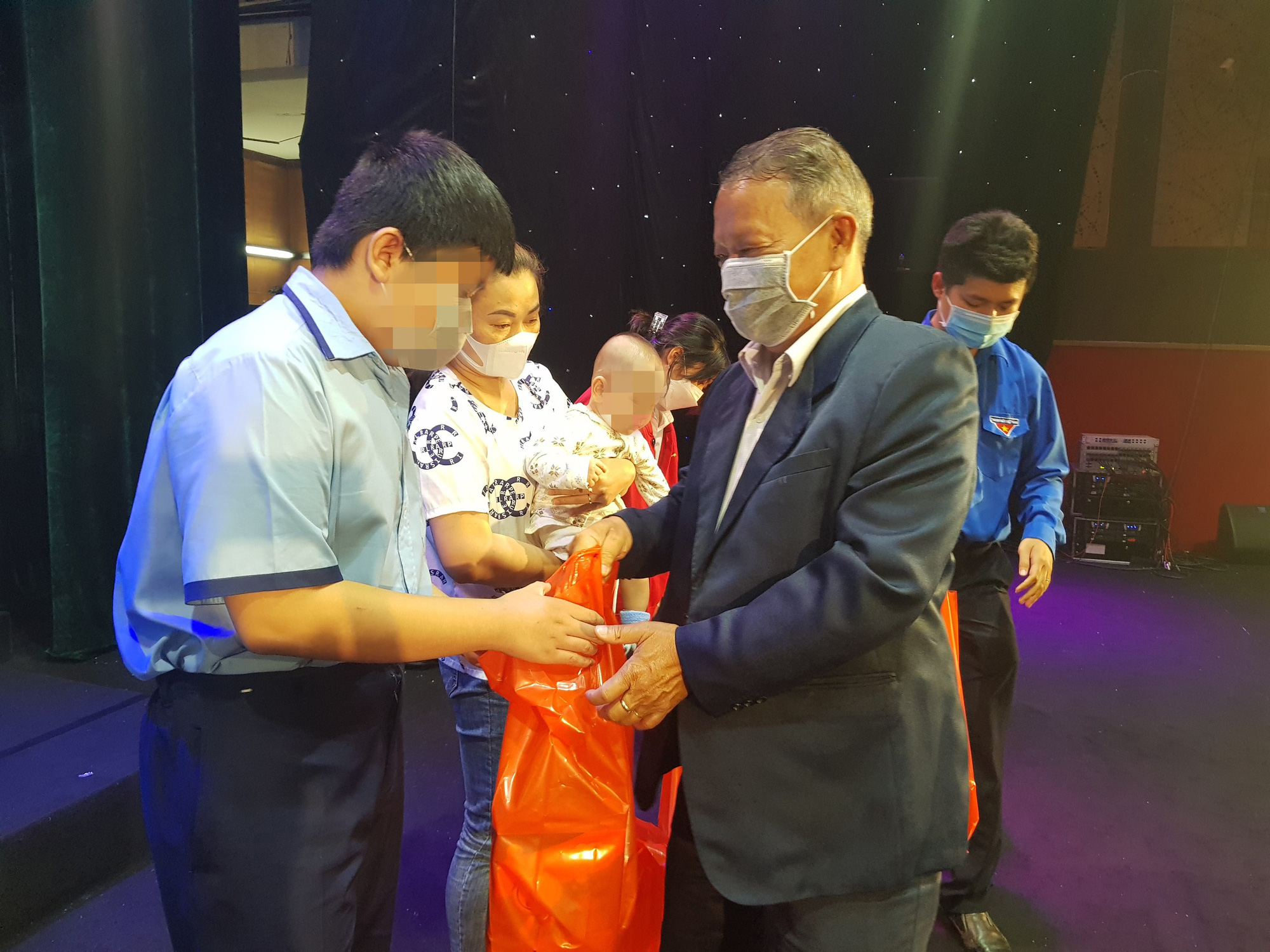 Tiếp sức con công nhân khó khăn