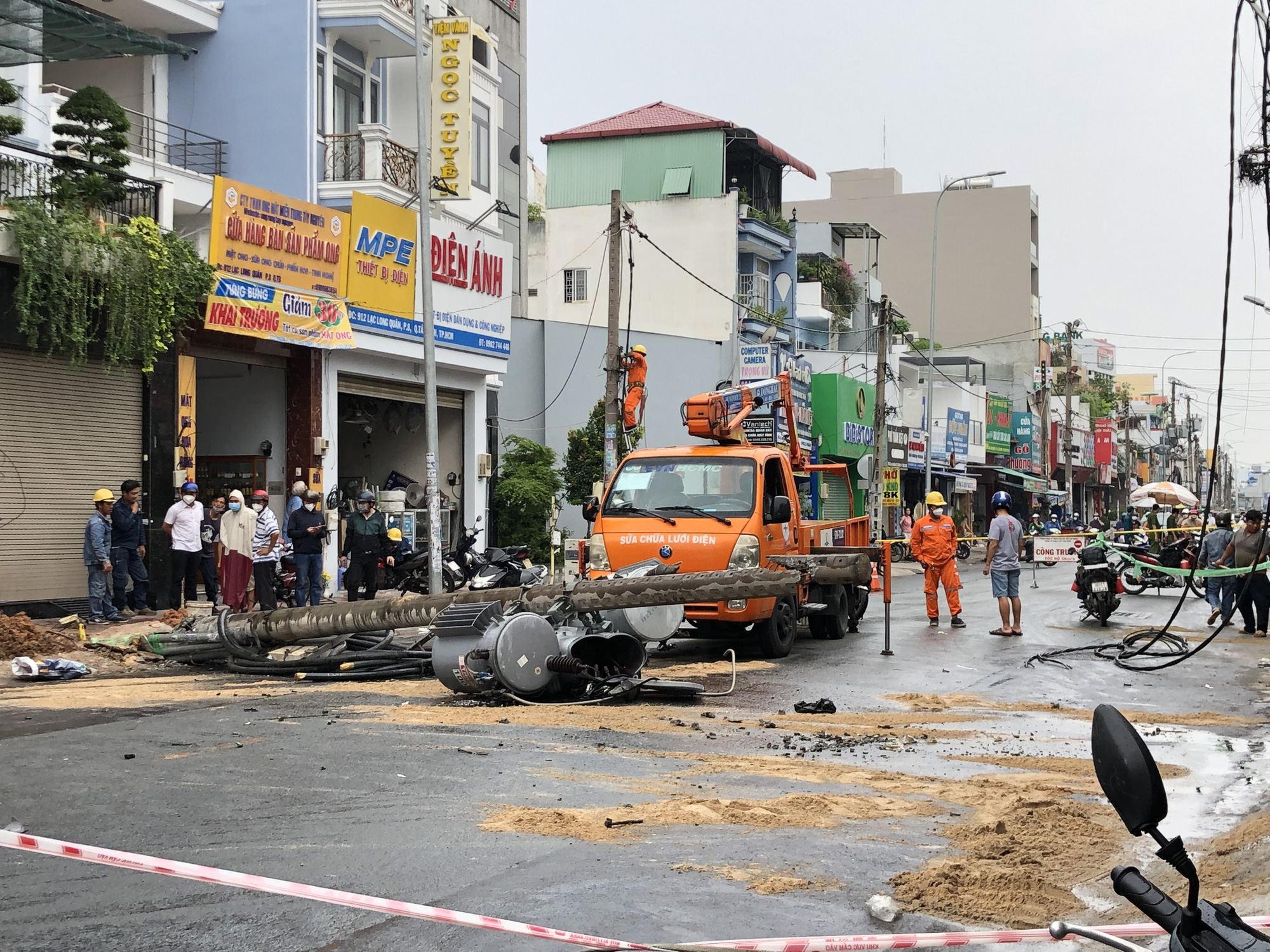 TP HCM: Trụ điện bất ngờ đổ sụp chắn ngang đường