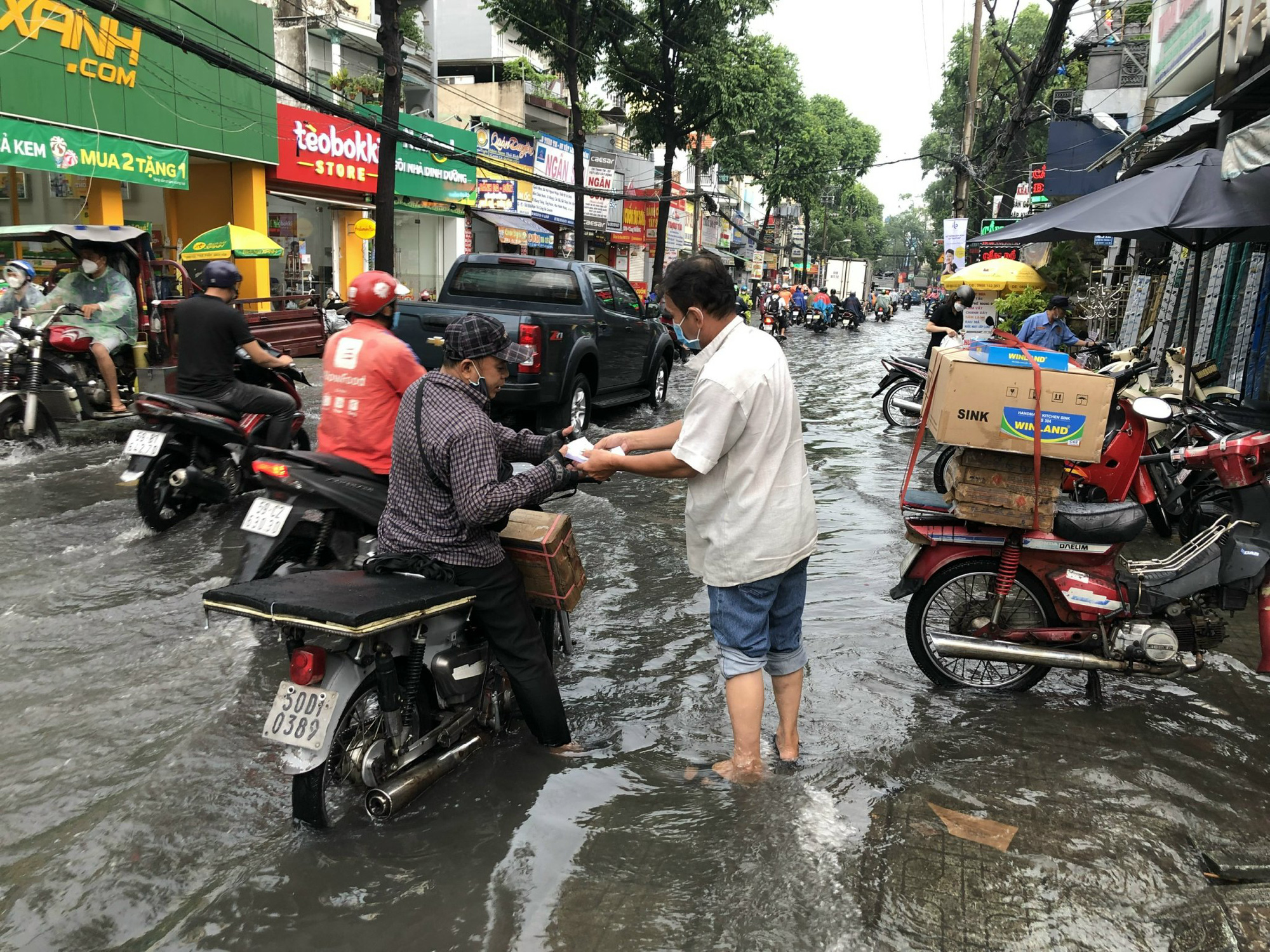 CLIP: Người d&acirc;n nhiều nơi ở TP HCM, B&igrave;nh Dương ngụp lặn sau cơn mưa lớn - Ảnh 5.