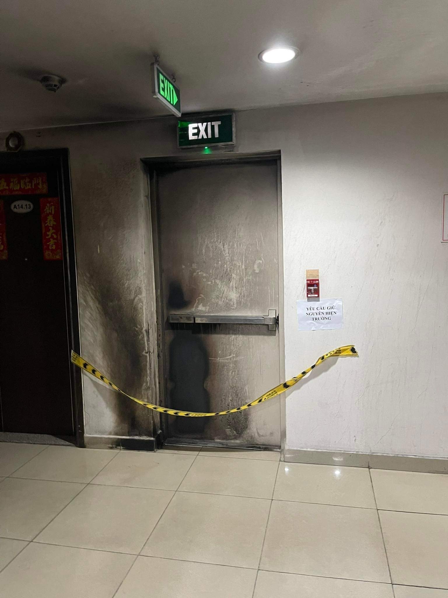 Nghi &aacute;n chung cư bị ph&oacute;ng hỏa bằng bom xăng tự chế - Ảnh 2.