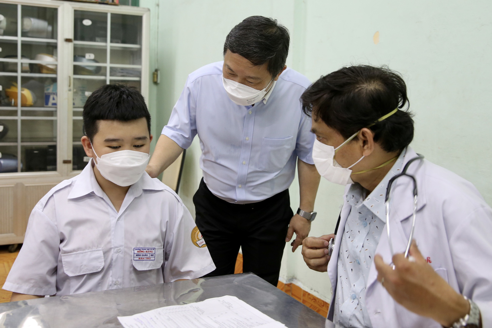 TP HCM: Khoảng 30.000 học sinh lớp 6 được ti&ecirc;m ngừa vắc-xin Covid-19 - Ảnh 5.