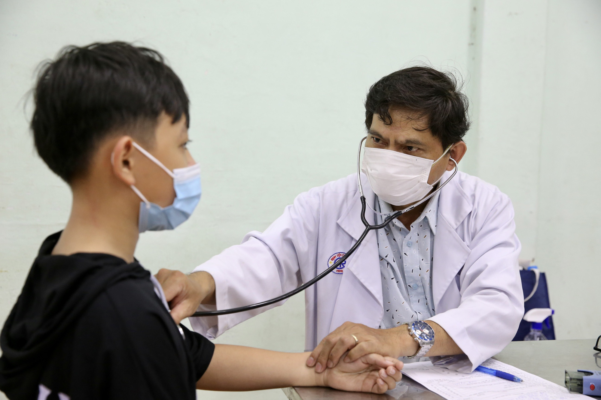 TP HCM: Khoảng 30.000 học sinh lớp 6 được ti&ecirc;m ngừa vắc-xin Covid-19 - Ảnh 4.