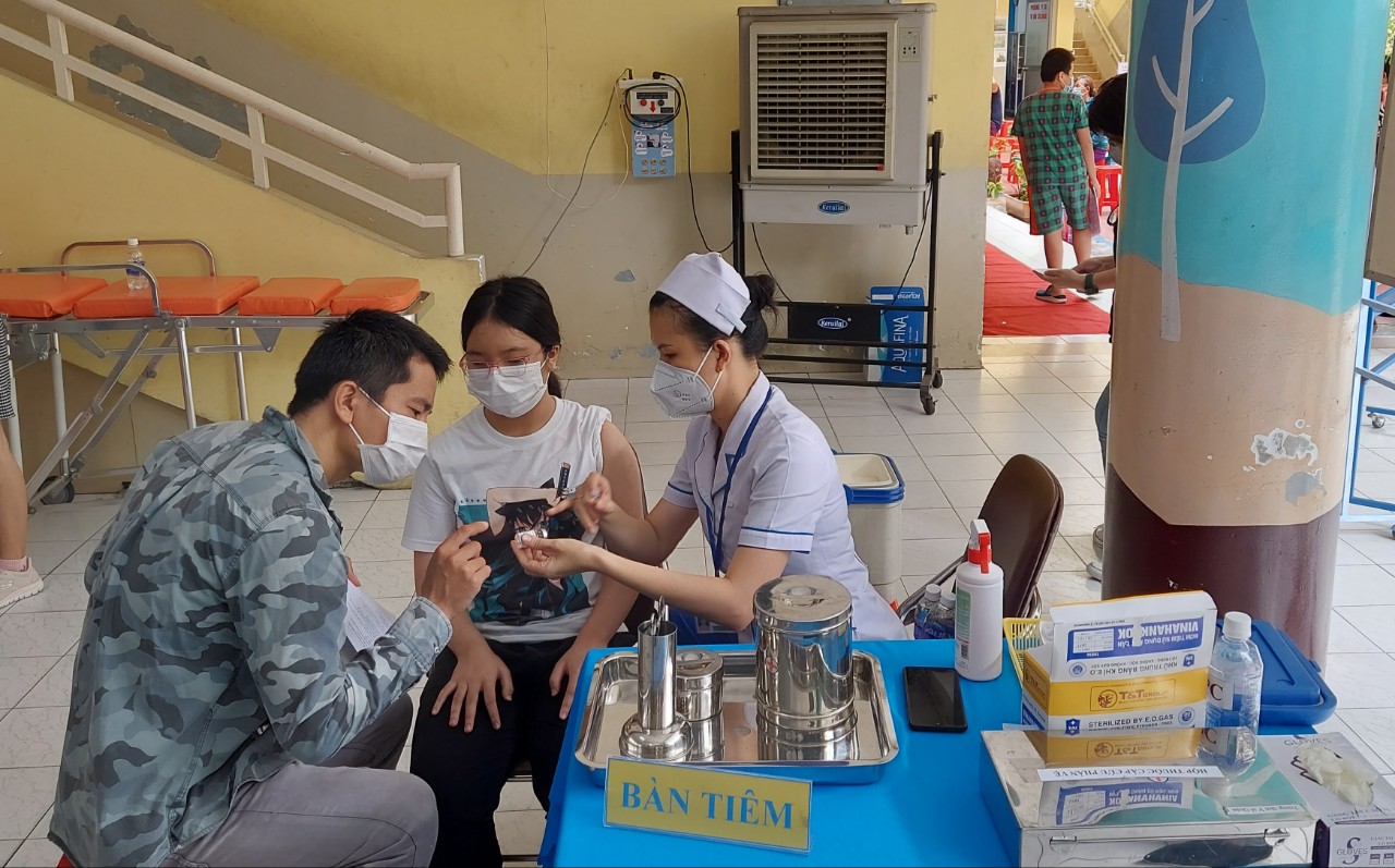 TP HCM: Khoảng 30.000 học sinh lớp 6 được ti&ecirc;m ngừa vắc-xin Covid-19 - Ảnh 8.