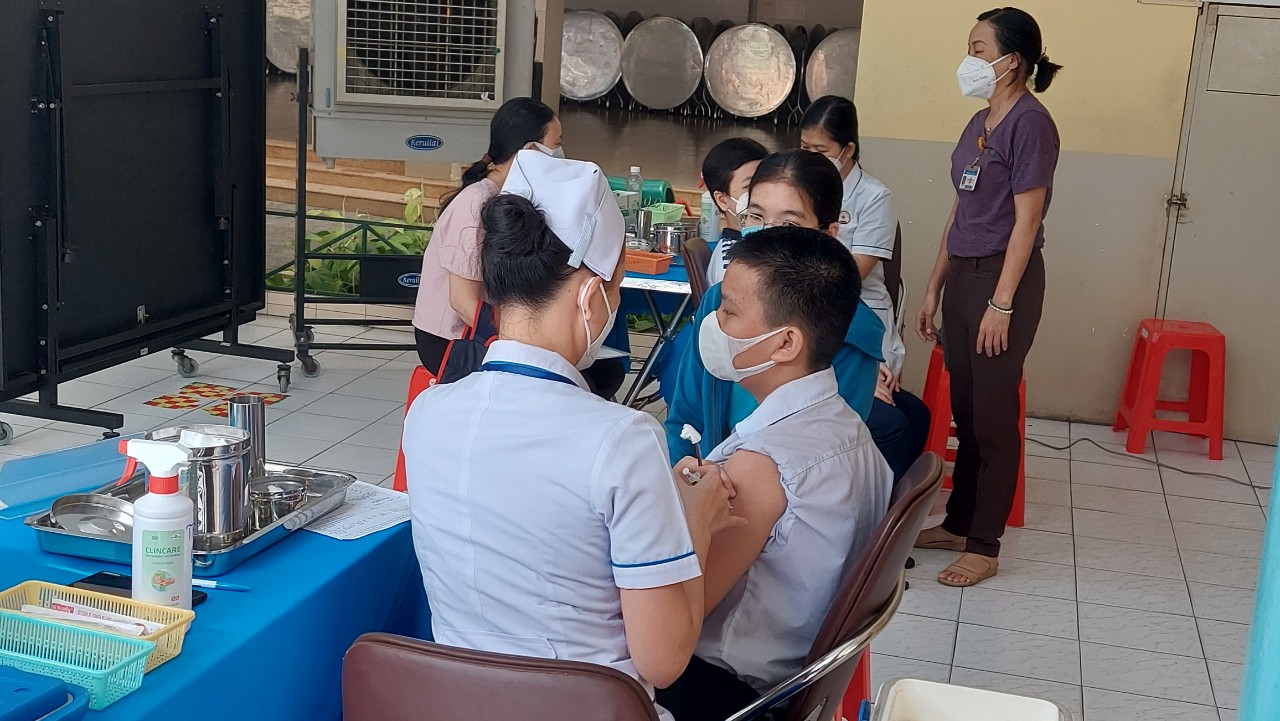 TP HCM: Khoảng 30.000 học sinh lớp 6 được ti&ecirc;m ngừa vắc-xin Covid-19 - Ảnh 9.