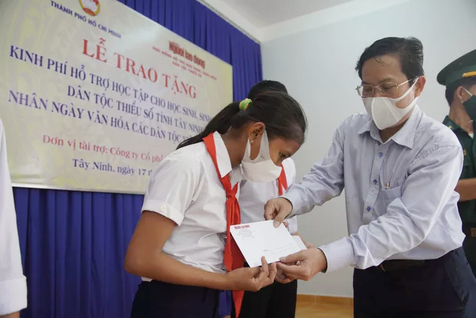Th&ecirc;m 100 phần học bổng đến với học sinh ngh&egrave;o - Ảnh 2.