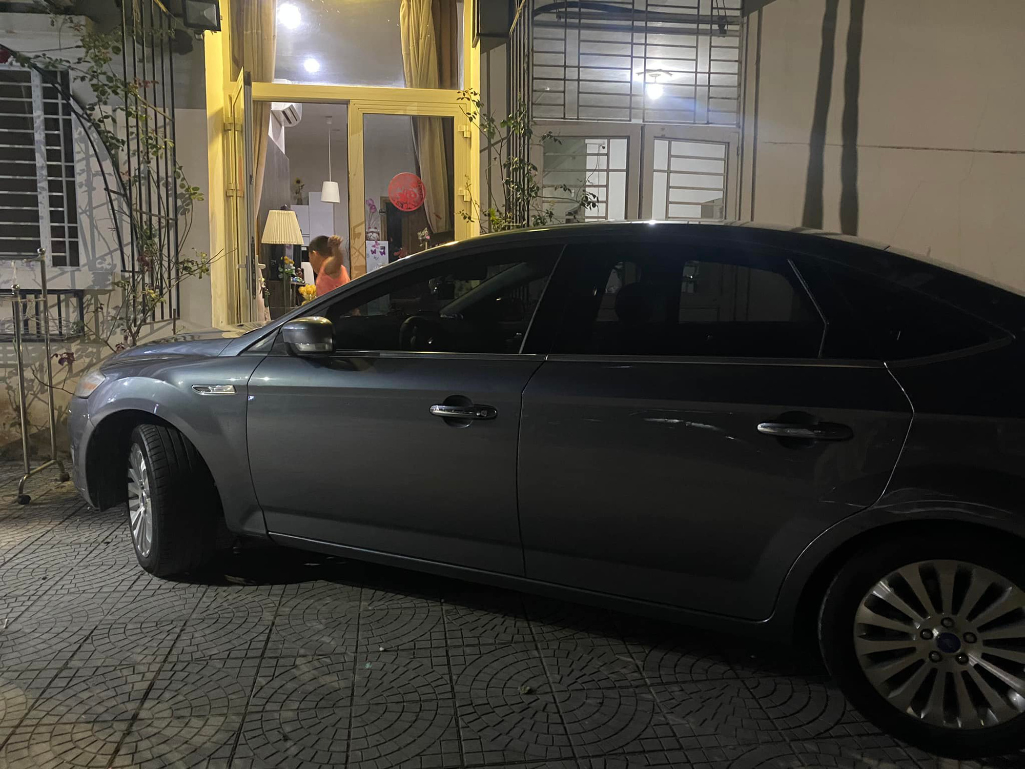 Phó phòng Sở Nội vụ tỉnh Thừa Thiên – Huế thách thức người phụ nữ khi bị phản ánh đậu xe chắn cửa nhà?