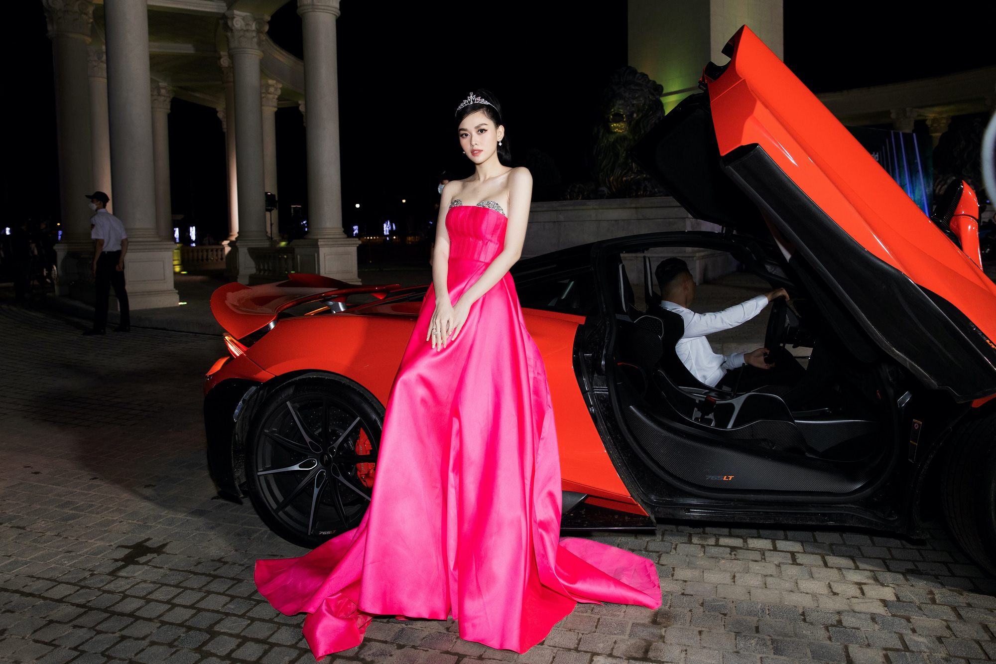 D&agrave;n hoa hậu b&ugrave;ng nổ nhan sắc b&ecirc;n si&ecirc;u xe - Ảnh 4.