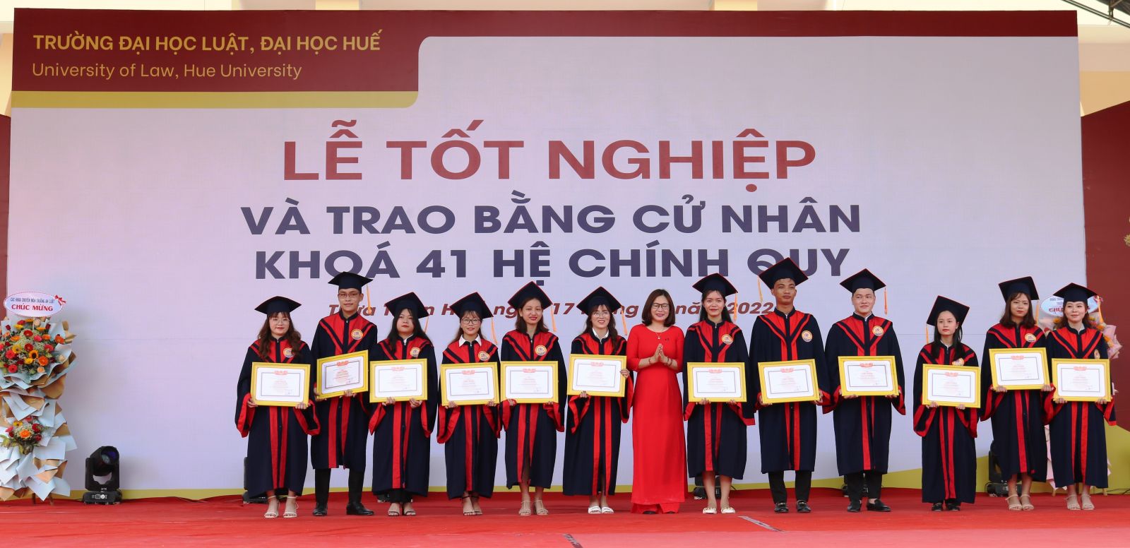 Hơn 800 sinh vi&ecirc;n tốt nghiệp ng&agrave;nh luật tại Huế - Ảnh 4.