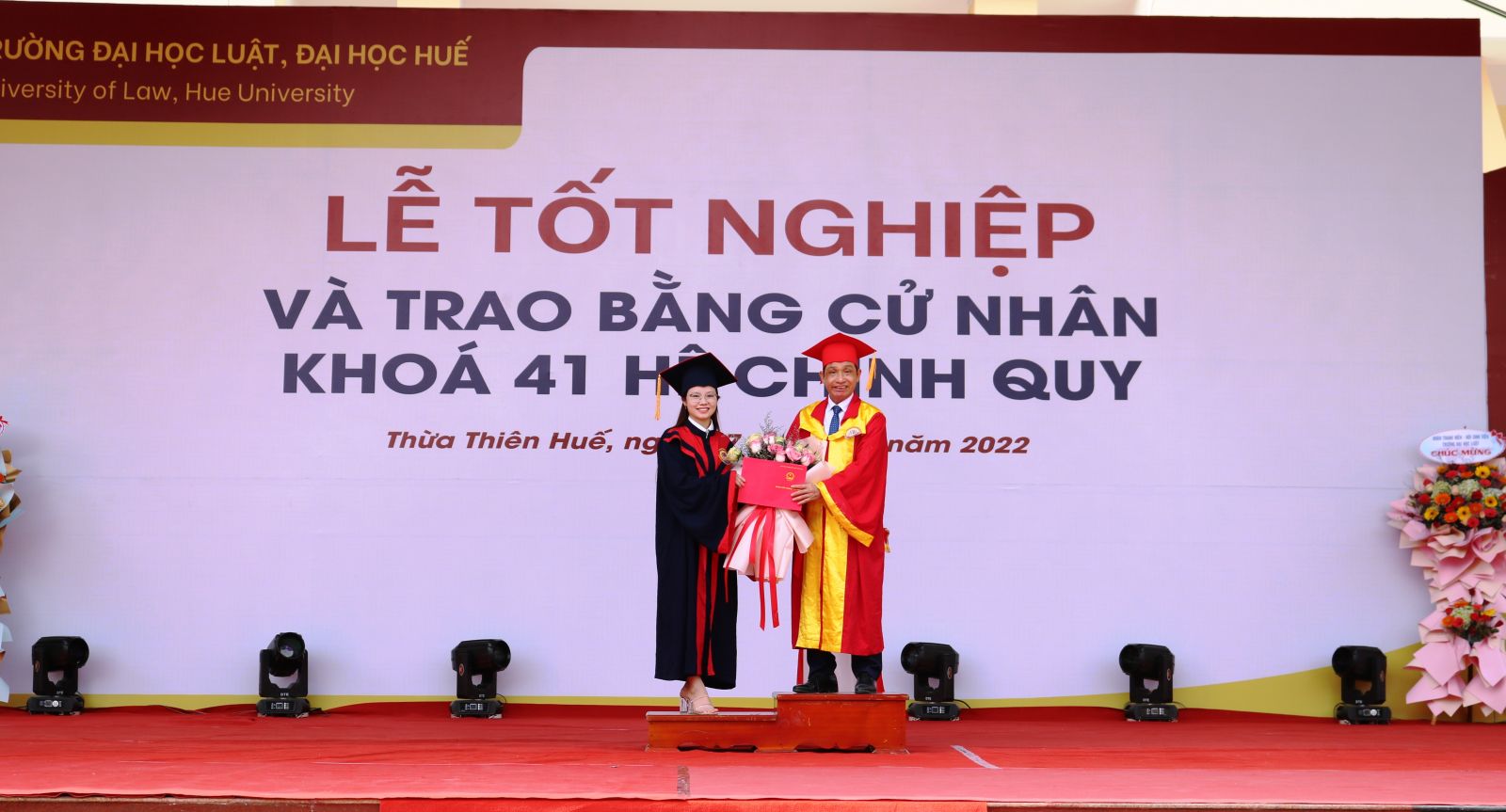 Hơn 800 sinh vi&ecirc;n tốt nghiệp ng&agrave;nh luật tại Huế - Ảnh 3.