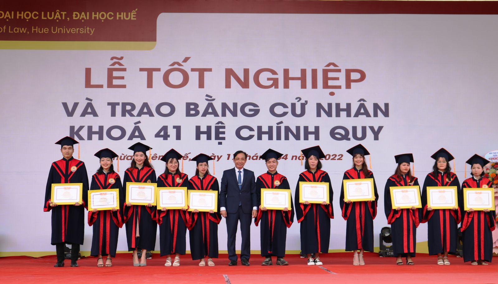 Hơn 800 sinh vi&ecirc;n tốt nghiệp ng&agrave;nh luật tại Huế - Ảnh 1.