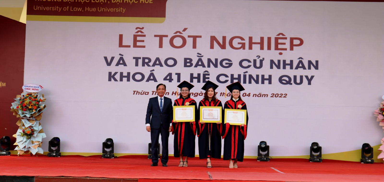 Hơn 800 sinh vi&ecirc;n tốt nghiệp ng&agrave;nh luật tại Huế - Ảnh 2.