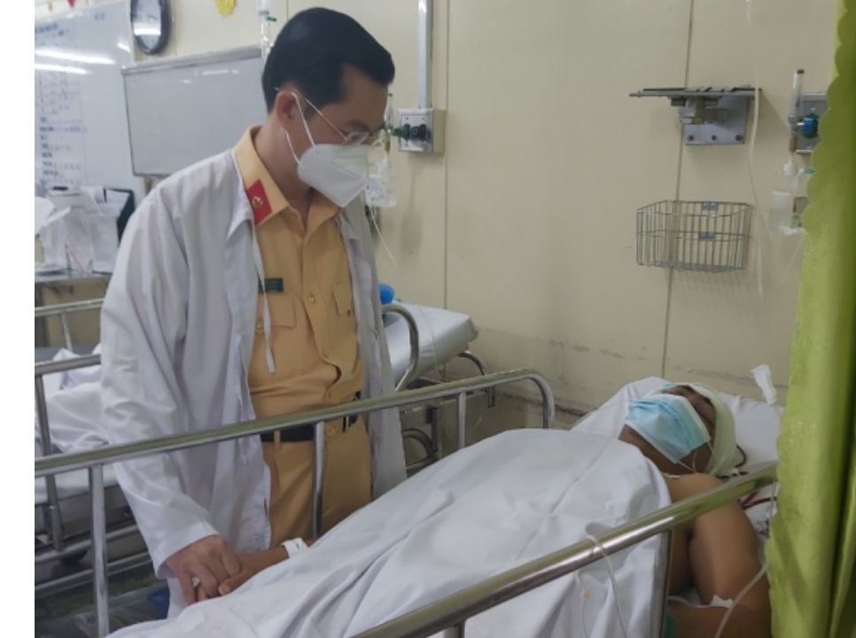 Một thiếu tá CSGT bị người vi phạm tông chấn thương sọ não