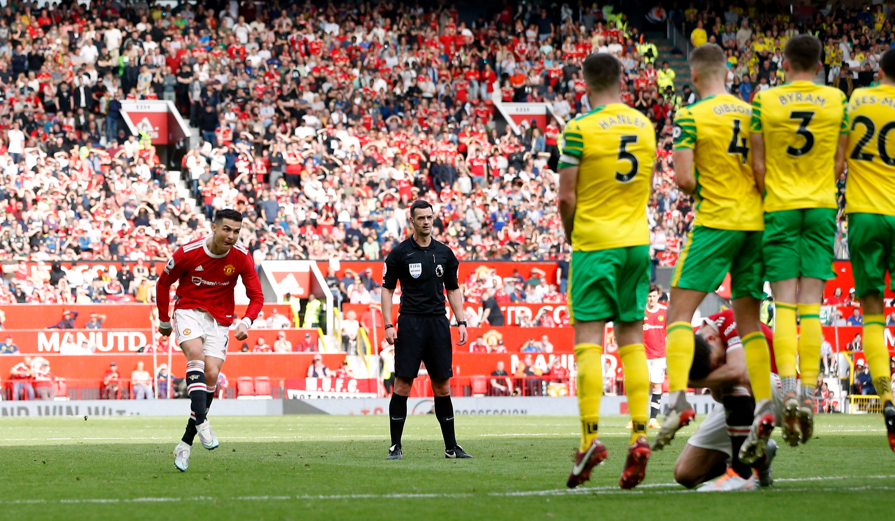 Cú hat-trick thứ 60 của Ronaldo đưa Man United trở lại đường đua - Ảnh 6.